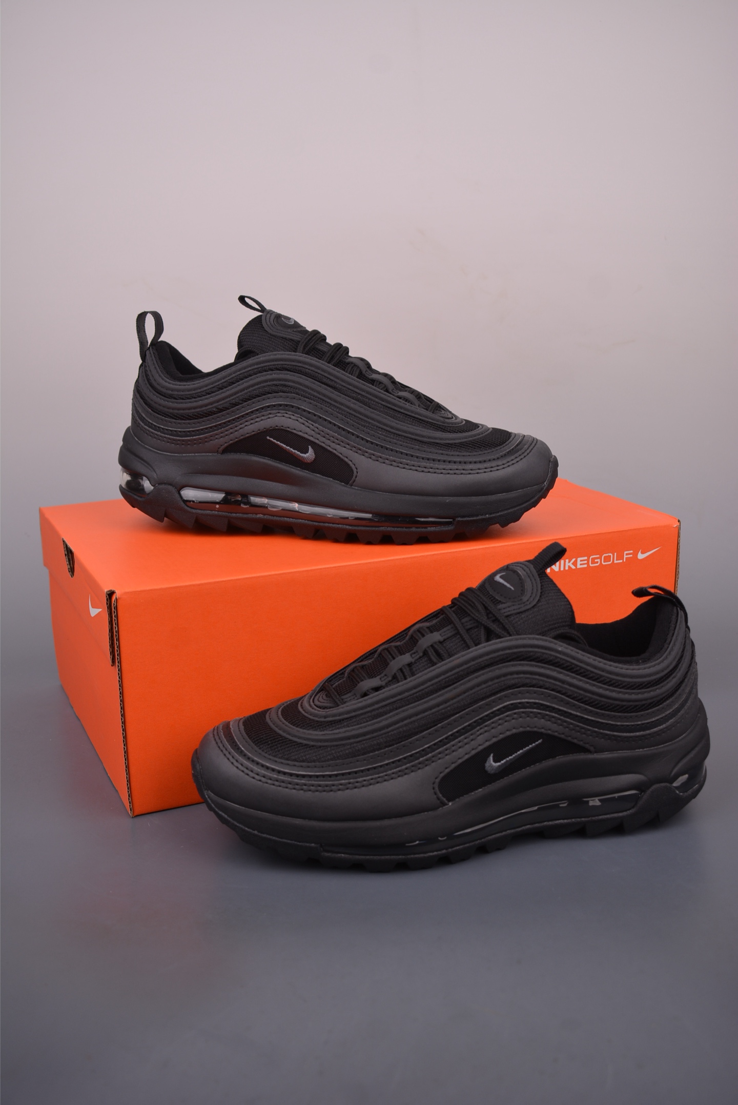 清仓福利🔥 史诗级独家特价 限时抢购🔥 NK Golf Air Max 97G 子弹 原装公司级 高尔夫球鞋经典跨界 男女鞋中性运动鞋 整个鞋面均采用白色网眼和皮革制成,而灰色则在侧面贴在Swoosh上,在鞋舌和鞋垫上带有烙印.这款简单的外观是Golf启发式外底上的Gray. 官方货号:CI75382337