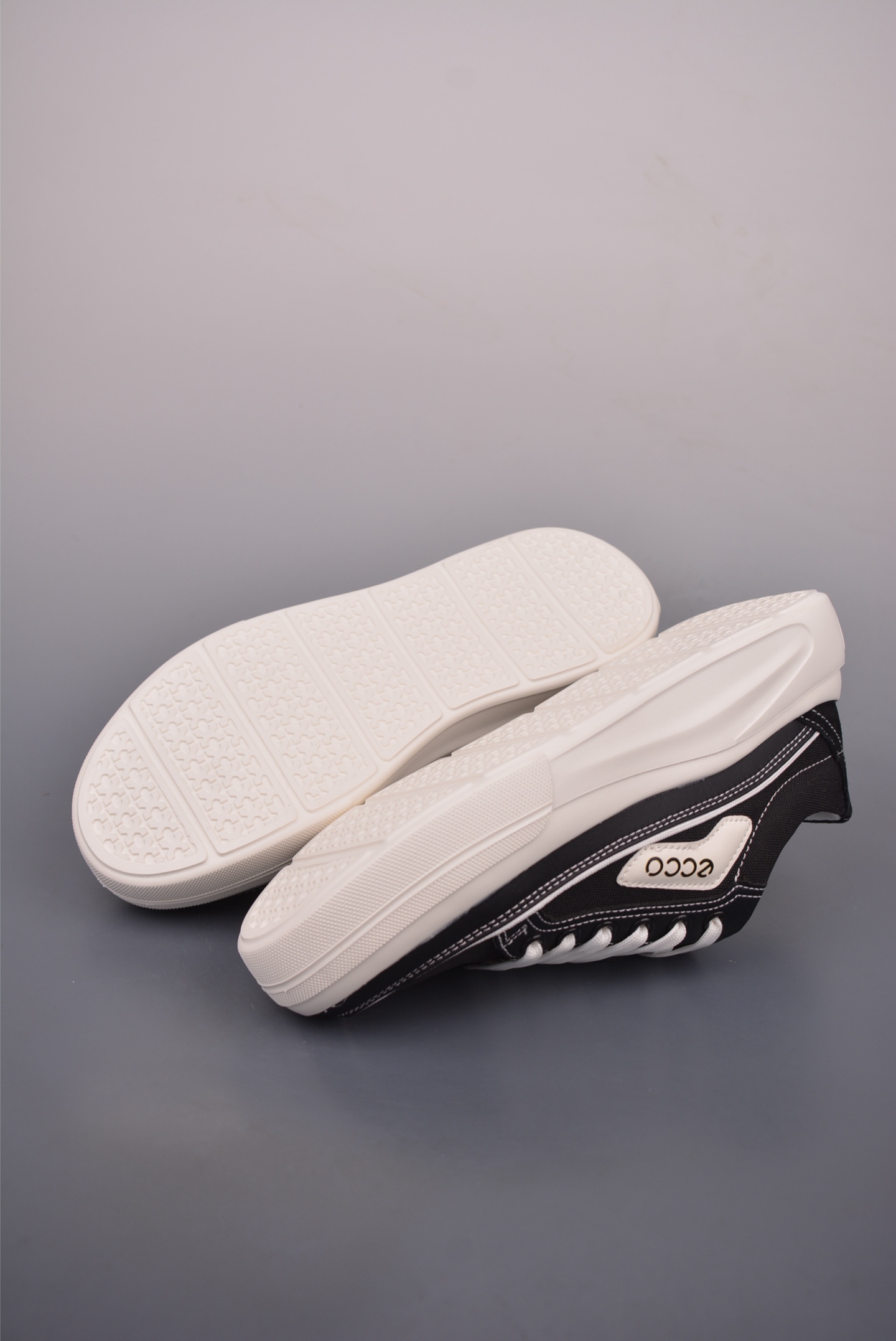 Ecco Men's 2025 Lightweight Leather Sneakers - Black/White 4 i1760694746772 7577 0 2