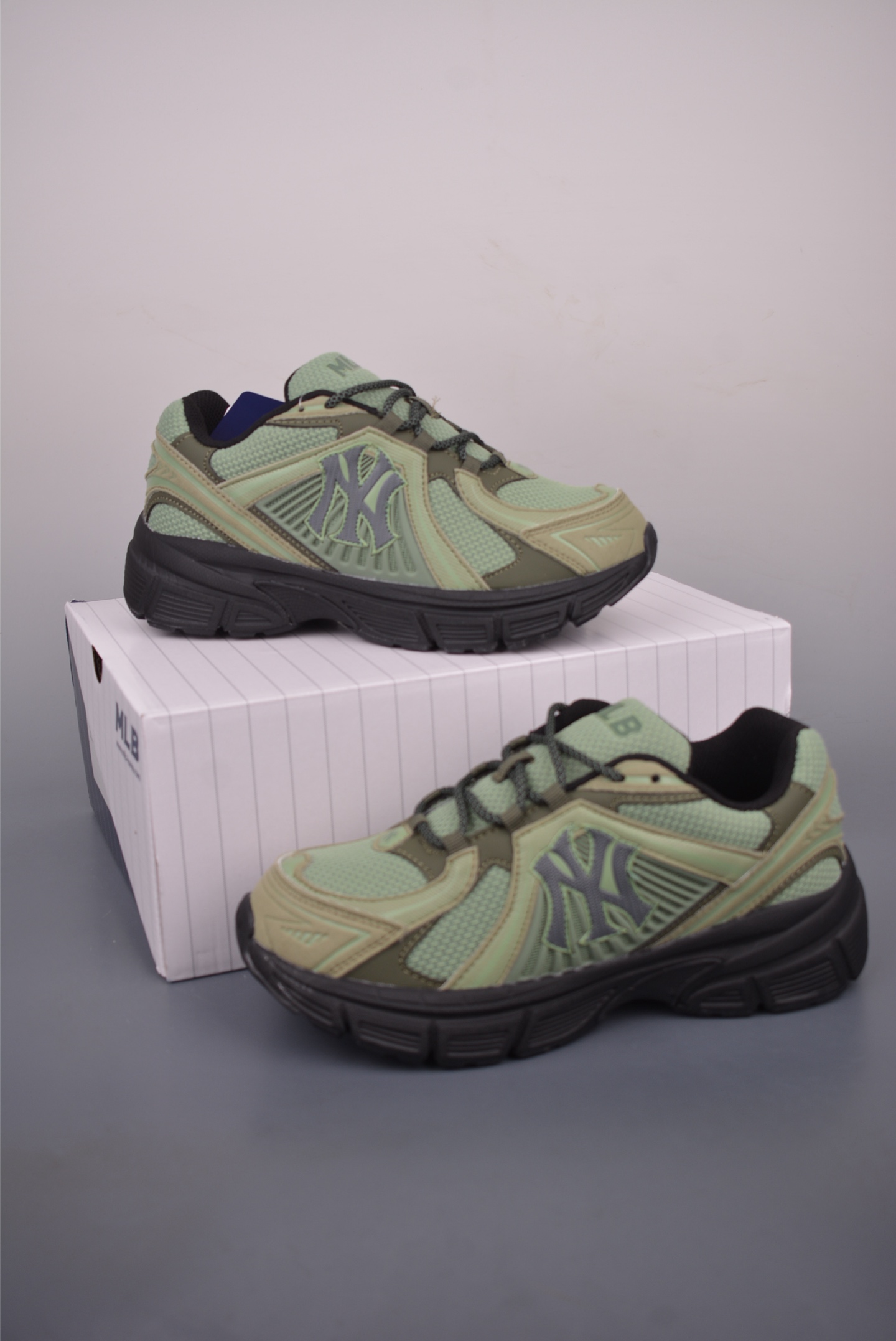 MLB Trophy Runner SD New York Yankees Chunky Sneakers - Style & Comfort 5 i1760739293238 6217 0 4