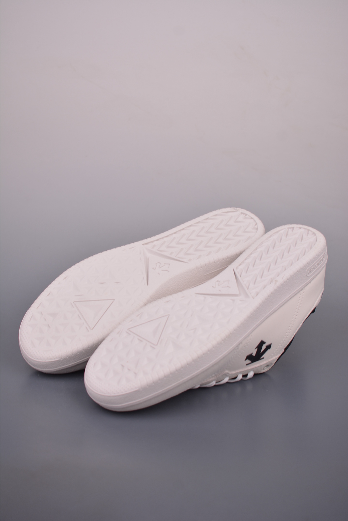 Descente Retro Leather Sneakers-Comfortable, Stylish & Versatile for Everyday Wear 4 i1760855646997 7650 0 2