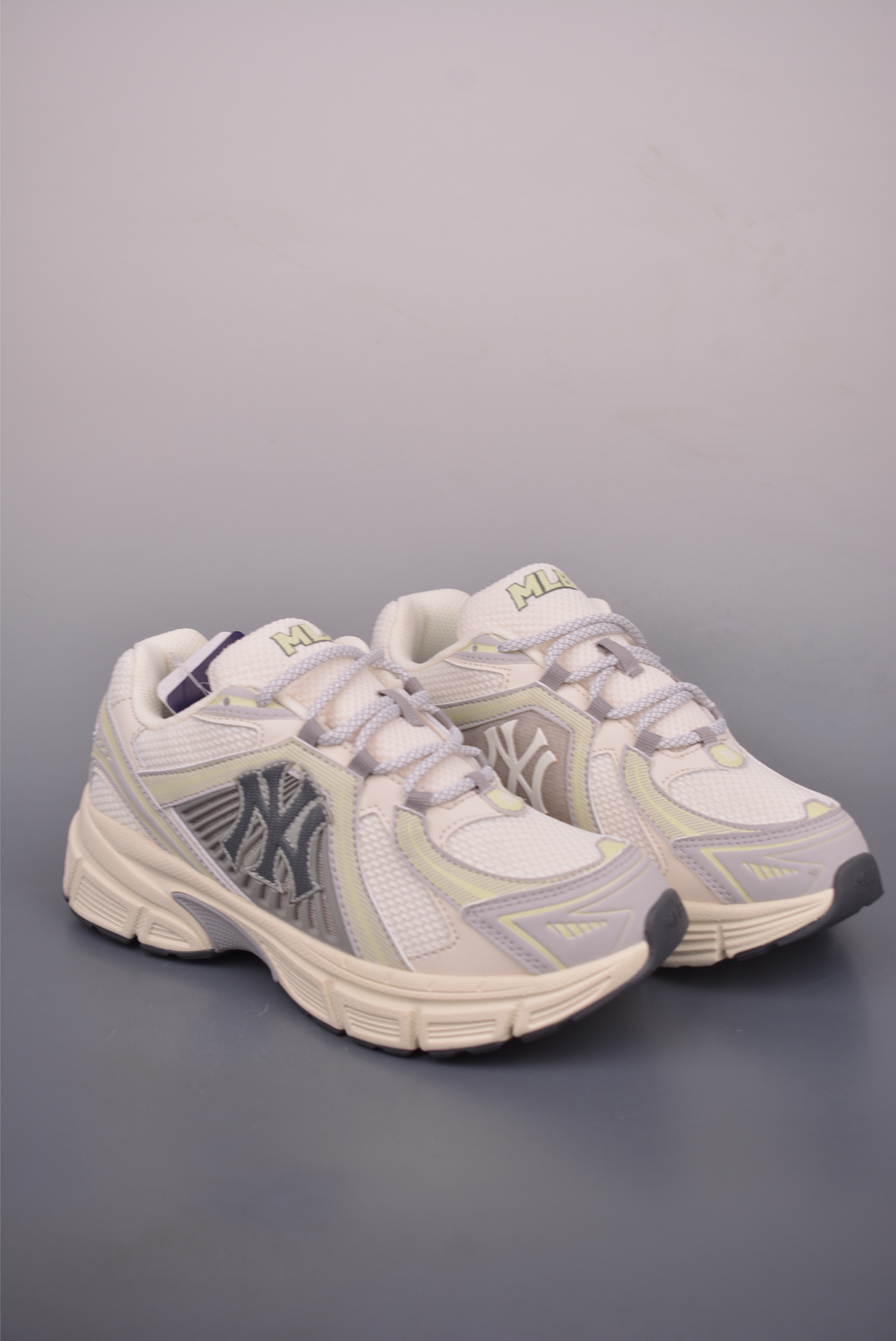 💰190 
MLB TROPHY RUNNER NB
纽约洋基队 潮流时尚厚底运动鞋 
张凌赫同款 出游大胆穿 上镜C位密码
以复古基调书写千禧美学
融合现代机能元素风格重塑经典老爹鞋
厚底设计轻盈增高放肆游走 自由酷飒氛围感
官方货号: 3ARNR045N818
Size：35 36 36.5 37.5 38 38.5 39 40 40.5 41 42 42.5 43 44 44.5 45