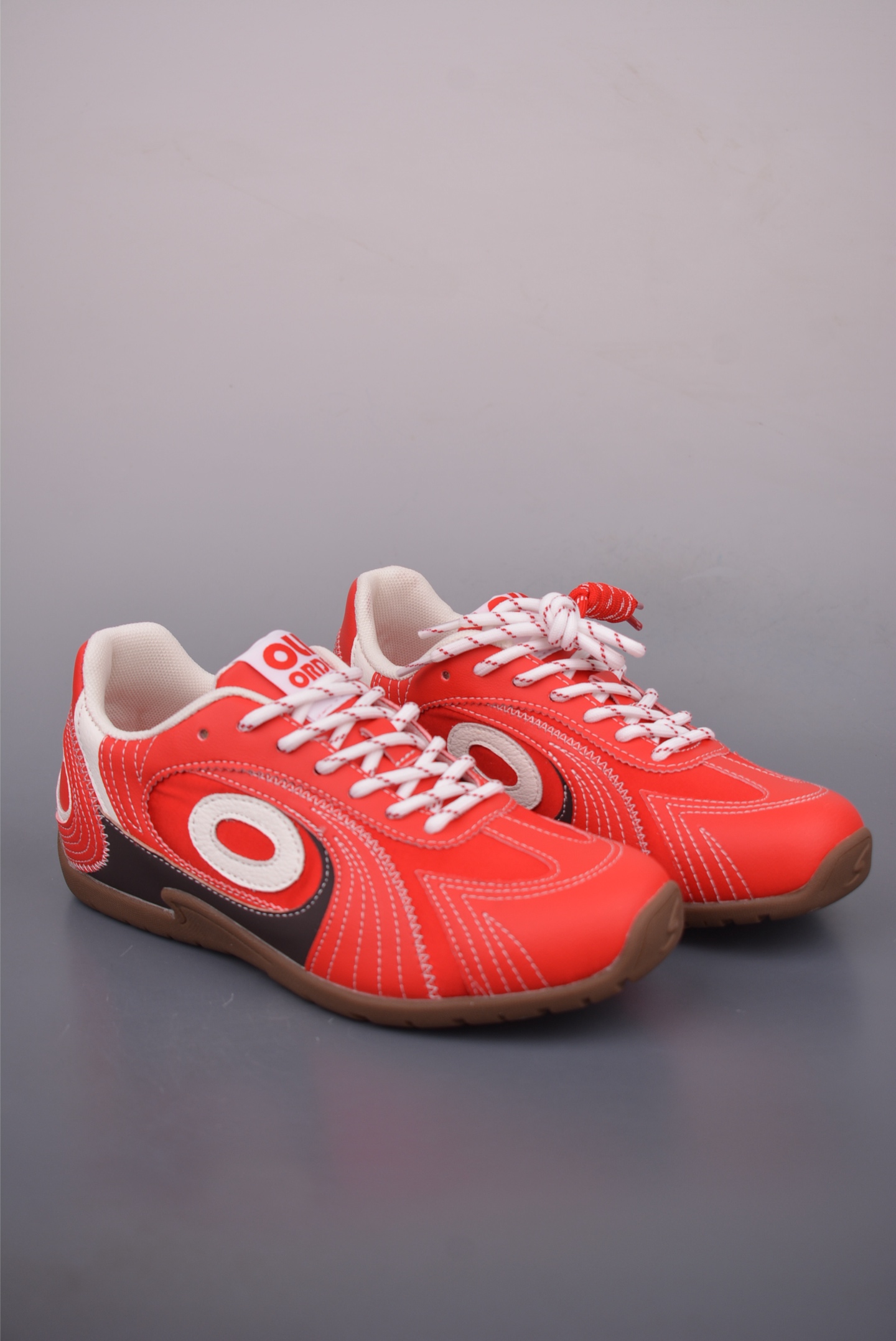 💰200 
OLD ORDER Turbo-Lite芭蕾复古德训鞋
Hello Kitty联名大红配色超独特百搭
鞋子上脚效果很帅好看
码数很正不偏码 
鞋身透气舒适不臭脚 
鞋底防滑耐磨 
鞋带自带Hello Kitty玫瑰金配件
鞋底好软，脚感特别舒服
逛街穿一天都不累脚的
官方货号：O23208142722
Size:35 36 37 38 39 40