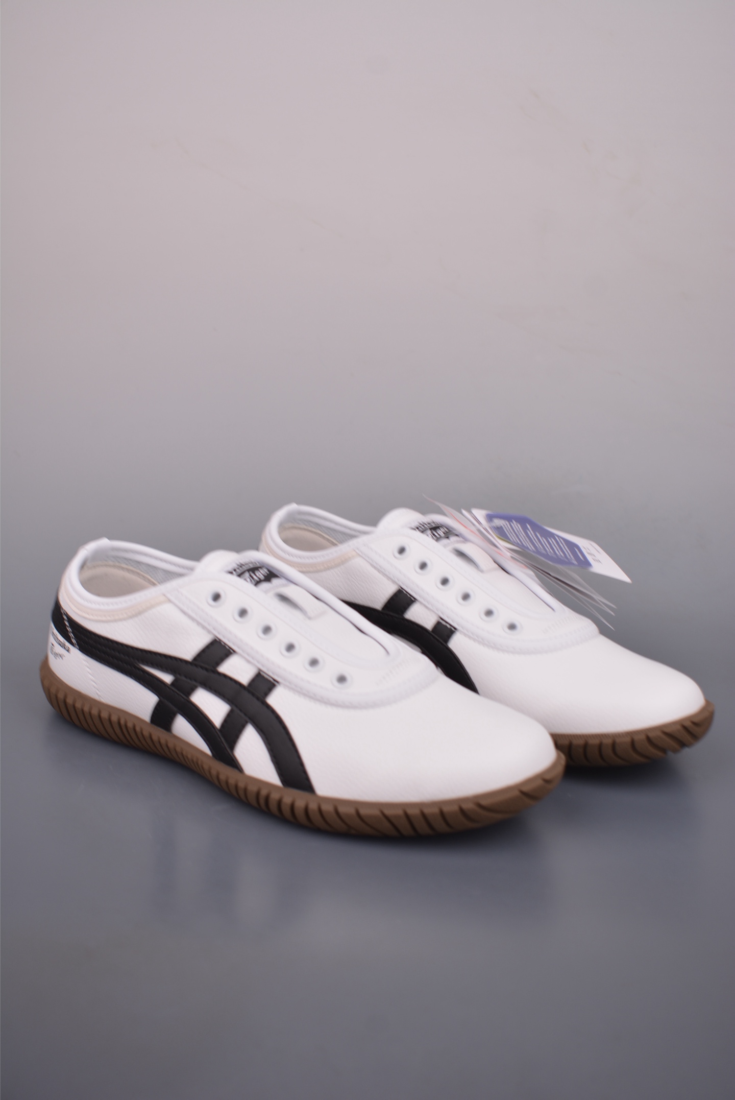 💰170 
Onitsuka Tiger Tsunahiki Slip-on 
鬼塚虎舒适百搭生活休闲鞋 
采用鬼塚虎标志经典配色 增添复古时髦气质
一脚蹬结构便于穿脱 脚感舒适
另附备用鞋带可切换为系带运动鞋 实现一鞋两穿
它保留拔河鞋的包裹式外底设计并增强抓地力，皮革材质鞋面细腻光滑且舒适柔软，Ortholite材质鞋垫轻便透气，颜色简单百搭！
官方货号: 1183C5292622
尺码：36 37 37.5 38 39 39.5 40.5 41.5 42 42.5 43.5 44 44.5 45