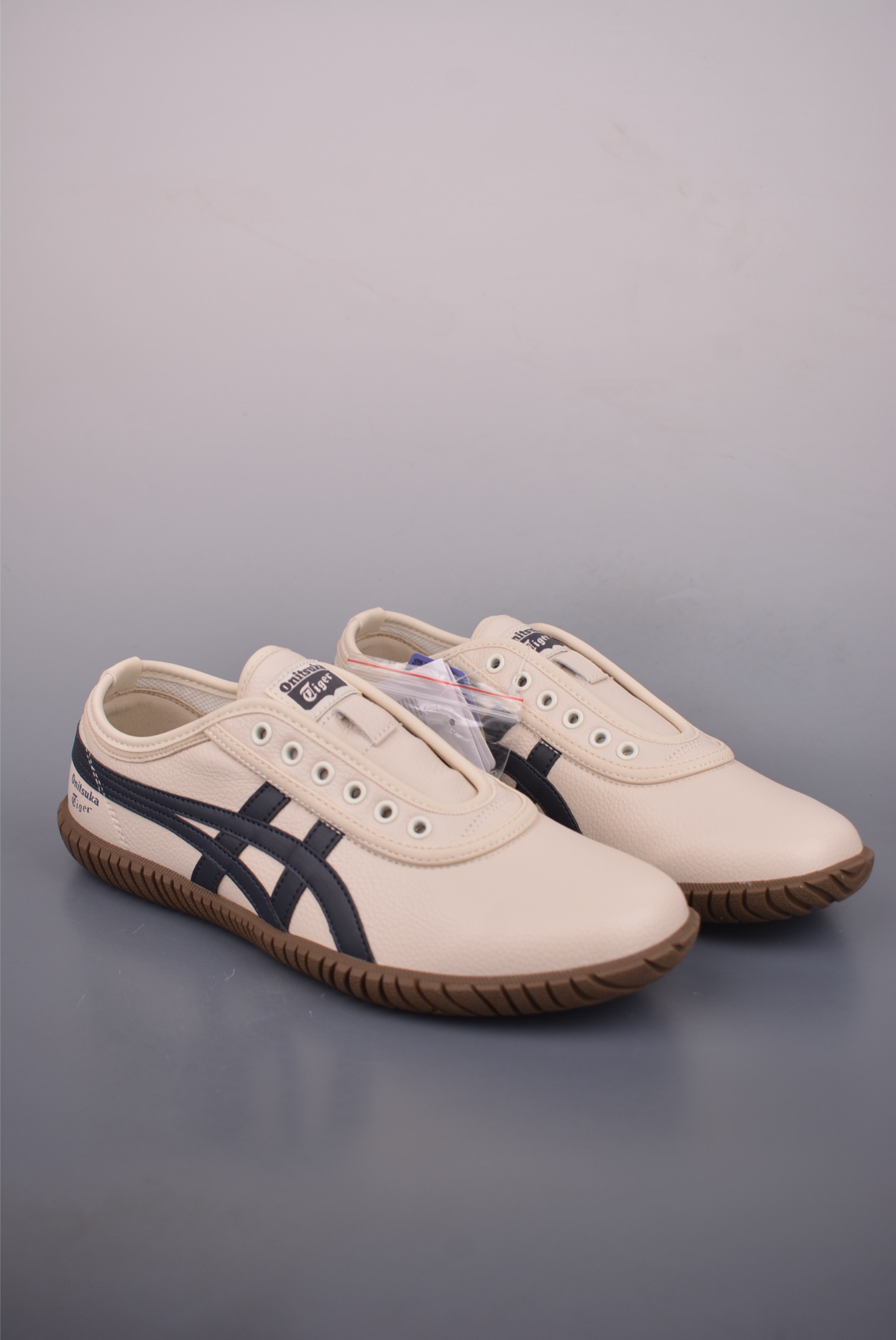 💰170 
Onitsuka Tiger Tsunahiki Slip-on 
鬼塚虎舒适百搭生活休闲鞋 
采用鬼塚虎标志经典配色 增添复古时髦气质
一脚蹬结构便于穿脱 脚感舒适
另附备用鞋带可切换为系带运动鞋 实现一鞋两穿
它保留拔河鞋的包裹式外底设计并增强抓地力，皮革材质鞋面细腻光滑且舒适柔软，Ortholite材质鞋垫轻便透气，颜色简单百搭！
官方货号: 1183C5292622
尺码：36 37 37.5 38 39 39.5 40.5 41.5 42 42.5 43.5 44 44.5 45