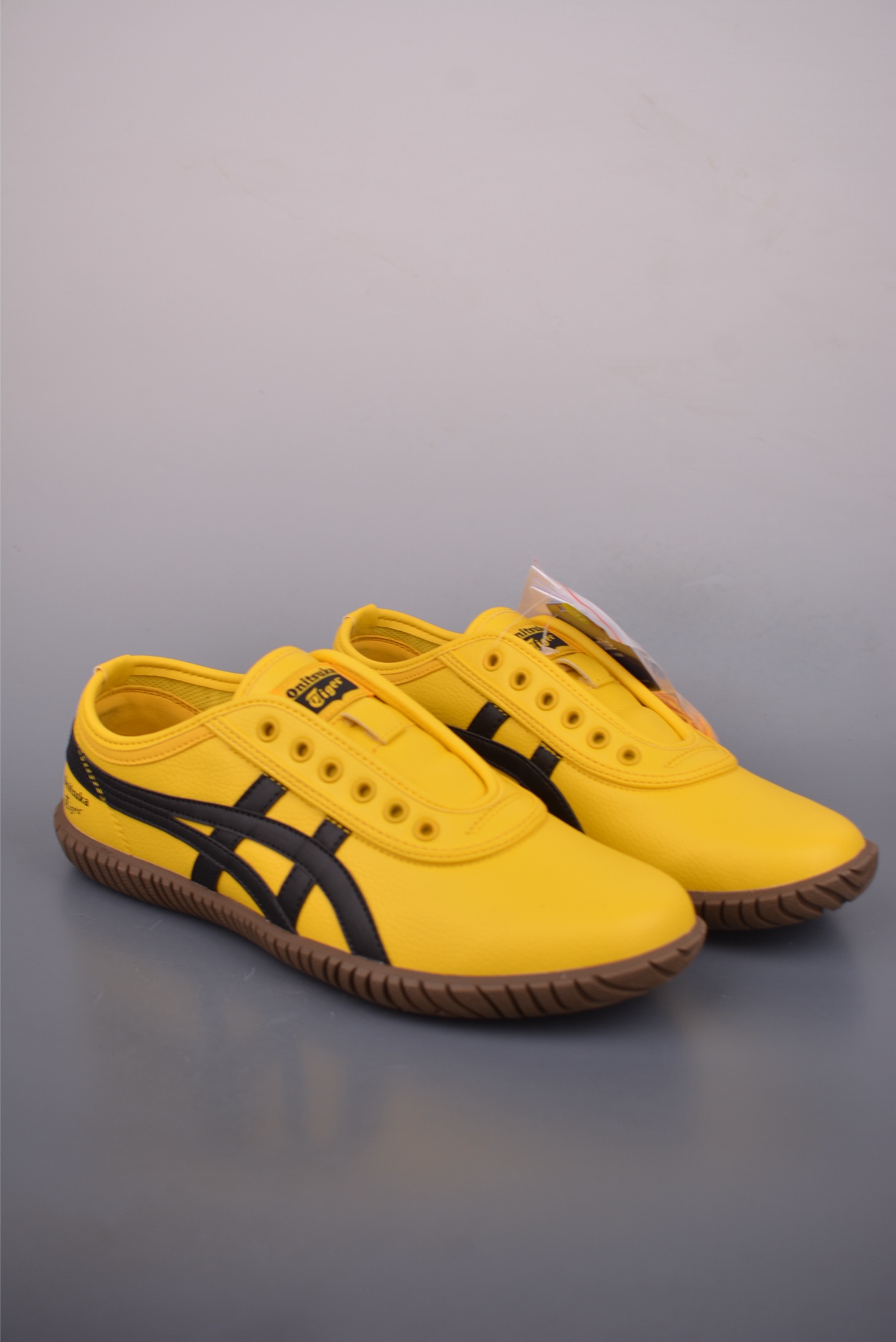 💰170 
Onitsuka Tiger Tsunahiki Slip-on 
鬼塚虎舒适百搭生活休闲鞋 
采用鬼塚虎标志经典配色 增添复古时髦气质
一脚蹬结构便于穿脱 脚感舒适
另附备用鞋带可切换为系带运动鞋 实现一鞋两穿
它保留拔河鞋的包裹式外底设计并增强抓地力，皮革材质鞋面细腻光滑且舒适柔软，Ortholite材质鞋垫轻便透气，颜色简单百搭！
官方货号: 1183C5292622
尺码：36 37 37.5 38 39 39.5 40.5 41.5 42 42.5 43.5 44 44.5 45