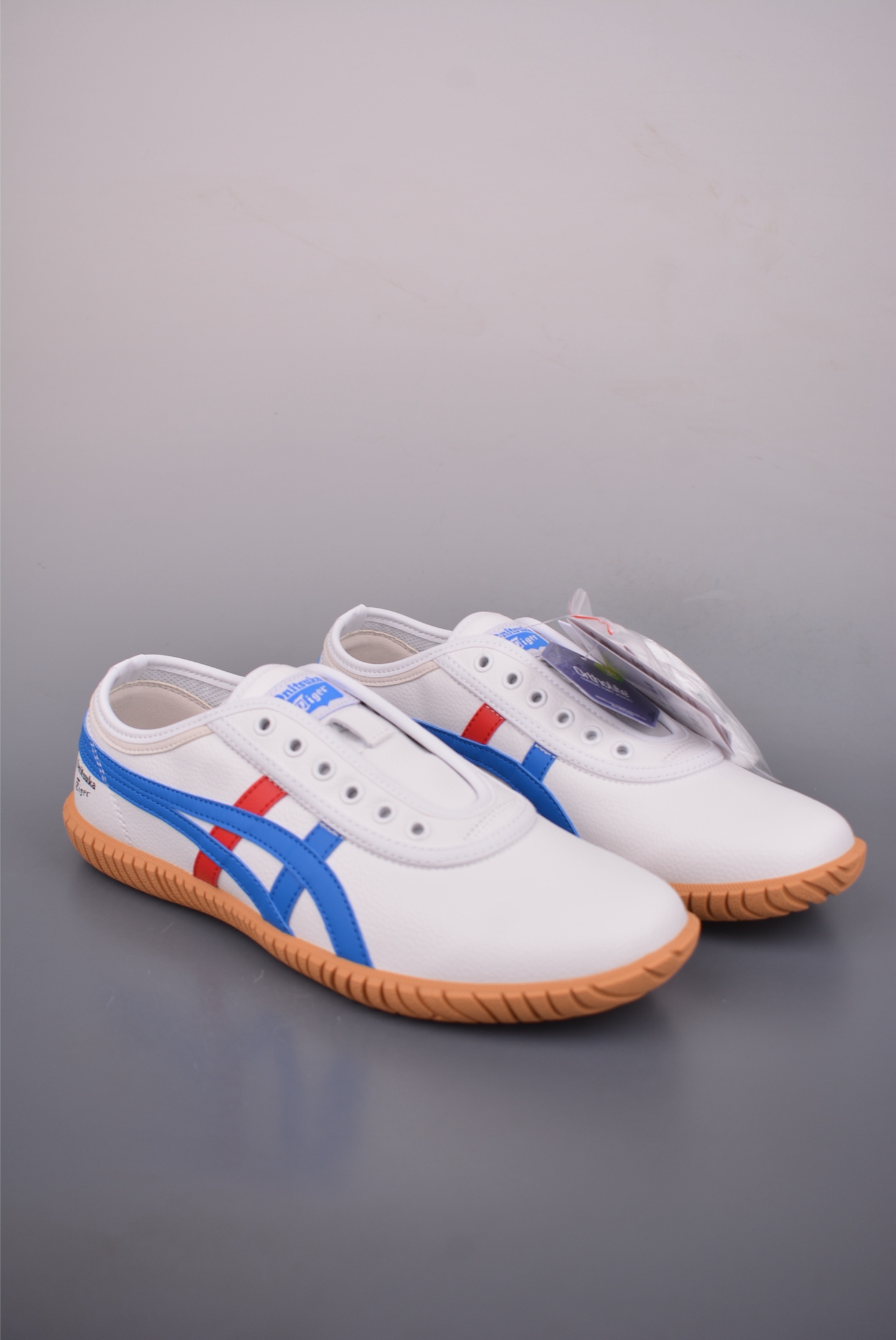 💰170 
Onitsuka Tiger Tsunahiki Slip-on 
鬼塚虎舒适百搭生活休闲鞋 
采用鬼塚虎标志经典配色 增添复古时髦气质
一脚蹬结构便于穿脱 脚感舒适
另附备用鞋带可切换为系带运动鞋 实现一鞋两穿
它保留拔河鞋的包裹式外底设计并增强抓地力，皮革材质鞋面细腻光滑且舒适柔软，Ortholite材质鞋垫轻便透气，颜色简单百搭！
官方货号: 1183C5292622
尺码：36 37 37.5 38 39 39.5 40.5 41.5 42 42.5 43.5 44 44.5 45