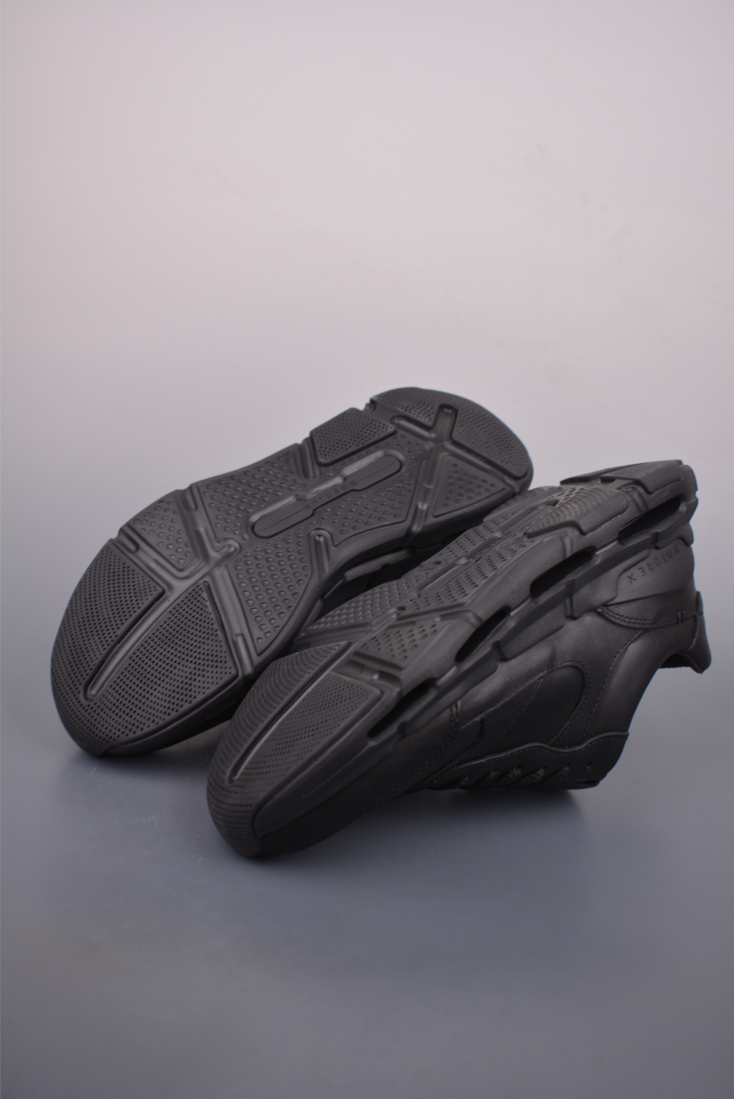 320 ECCO爱步休闲鞋秋 25年新款时尚德训鞋 经典百搭板鞋 28720