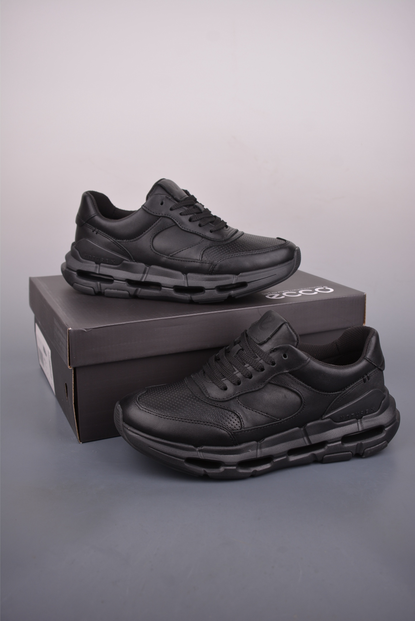 320 ECCO爱步休闲鞋秋 25年新款时尚德训鞋 经典百搭板鞋 28720