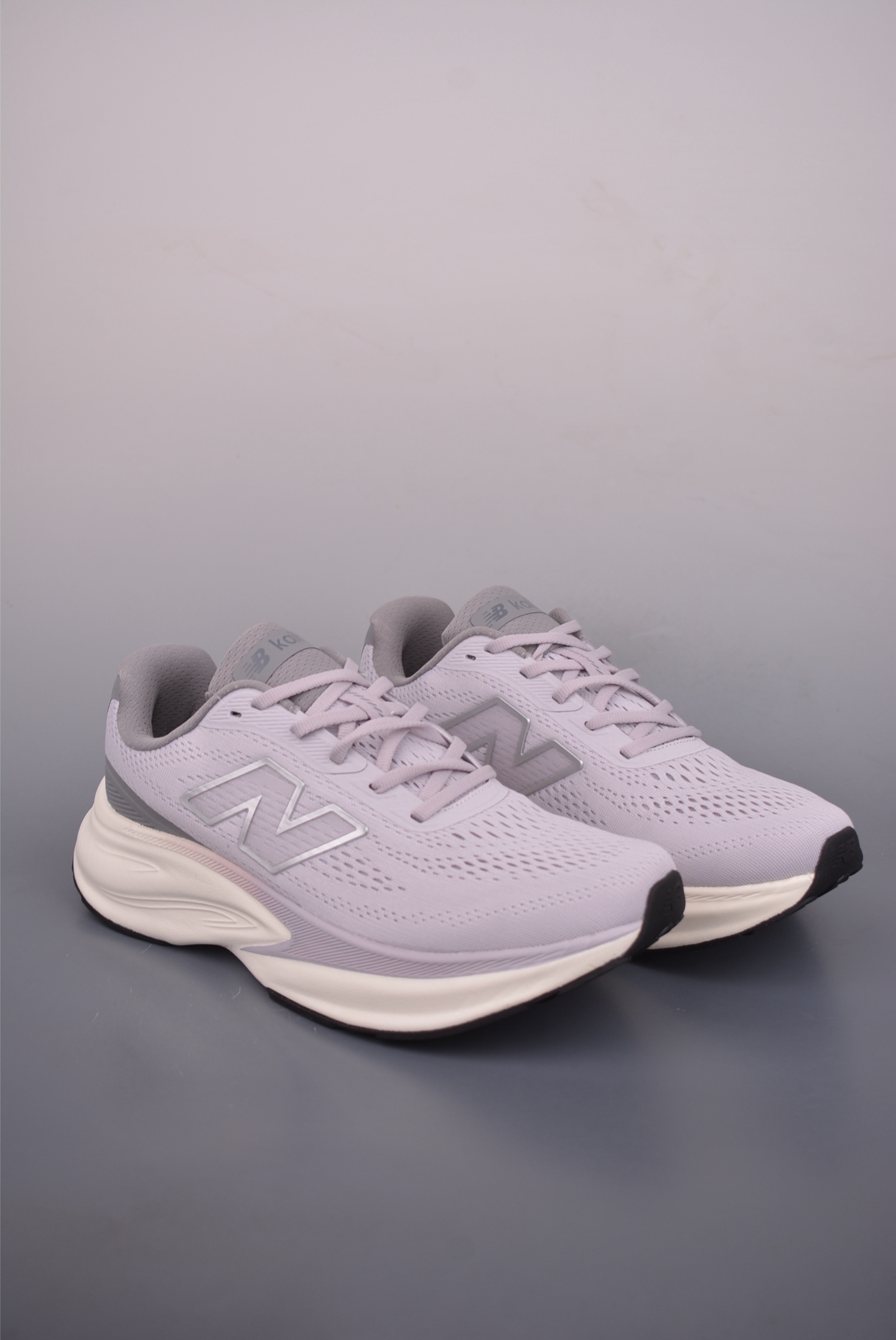 New Balance NB FuelCell Supercomp NB跑步鞋 FuelCell SuperComp Trainer采用FuelCell中底 采用EnergyArc技术 可在艰难的训练日提供卓越的能量回馈 这款创新的跑鞋采用光滑的工程针织鞋面和带角撑板的鞋舌 在高速度时提供舒适的感觉 官方货号: MMOR683725