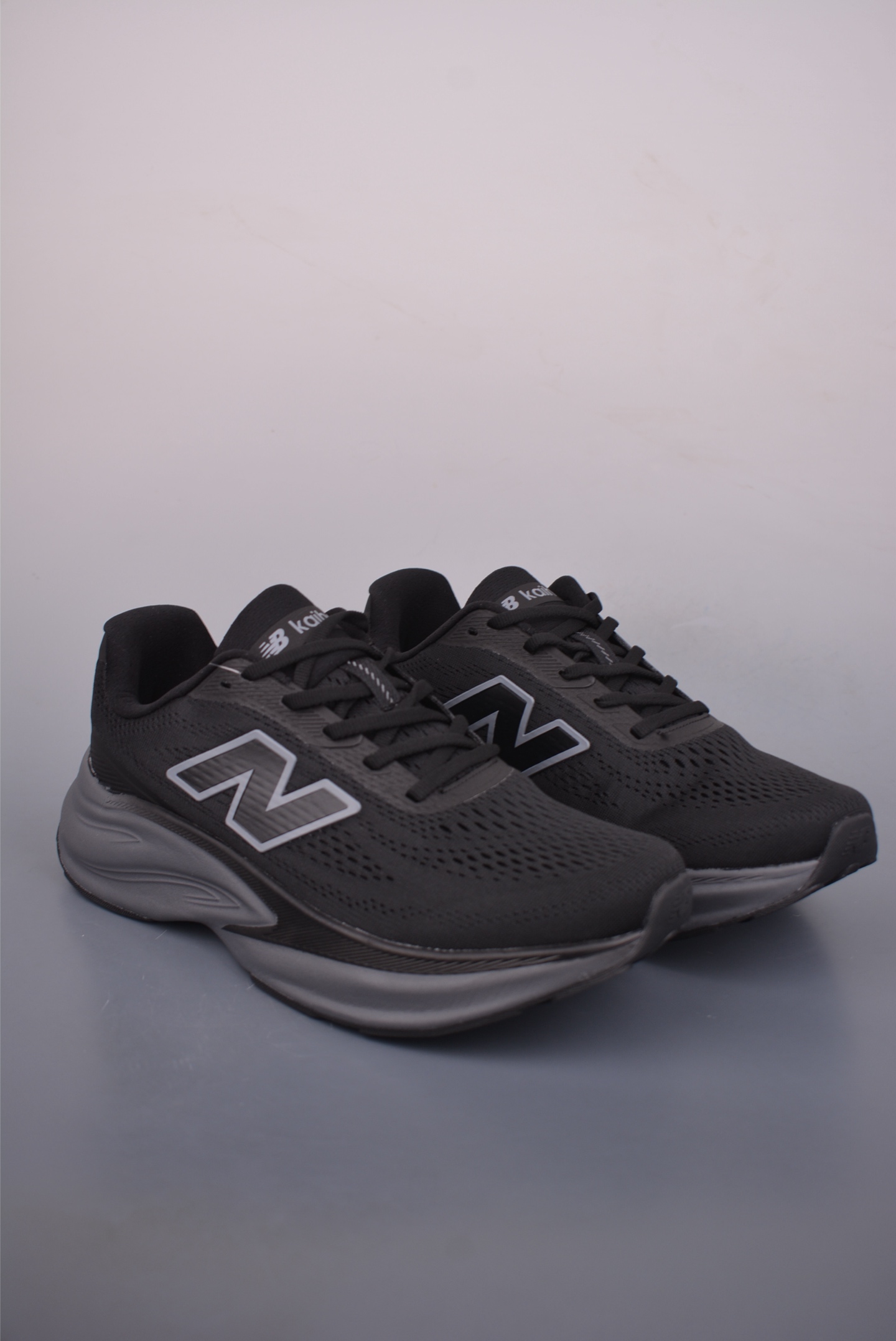 New Balance NB FuelCell Supercomp NB跑步鞋 FuelCell SuperComp Trainer采用FuelCell中底 采用EnergyArc技术 可在艰难的训练日提供卓越的能量回馈 这款创新的跑鞋采用光滑的工程针织鞋面和带角撑板的鞋舌 在高速度时提供舒适的感觉 官方货号: MMOR683725