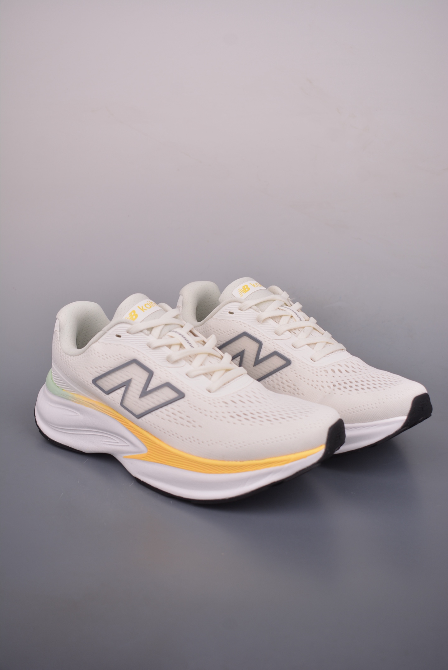 New Balance NB FuelCell Supercomp NB跑步鞋 FuelCell SuperComp Trainer采用FuelCell中底 采用EnergyArc技术 可在艰难的训练日提供卓越的能量回馈 这款创新的跑鞋采用光滑的工程针织鞋面和带角撑板的鞋舌 在高速度时提供舒适的感觉 官方货号: MMOR683725