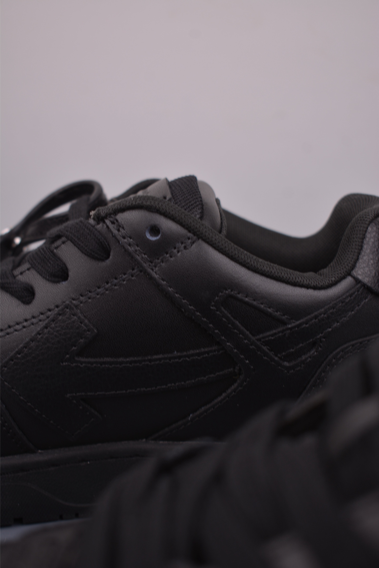 350 OFF-WHITE Out Of Office 低帮系带时尚板鞋 OMIA189S22LEA0041001