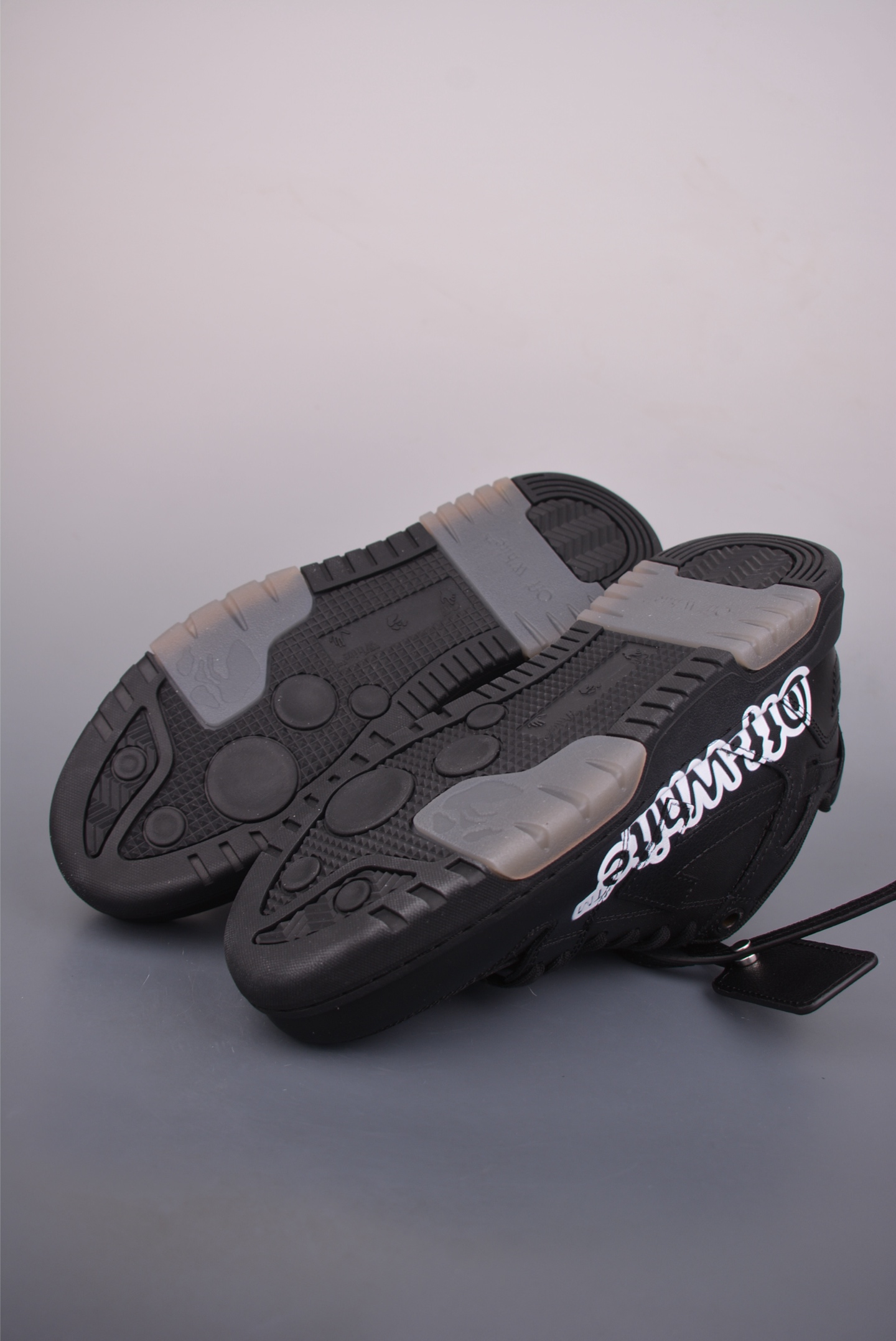 350 OFF-WHITE Out Of Office 低帮系带时尚板鞋 OMIA189S22LEA0041001