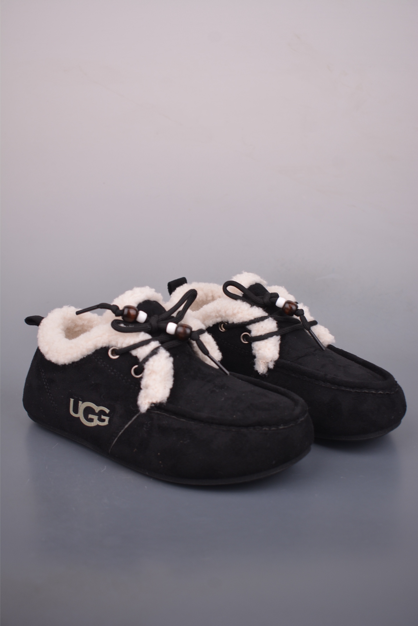 💰140 
UGG Sko A/S新款
颜值担当火爆款 厚底老爹鞋
不得不入的一款 做旧日时尚
简约高级 随意搭配上脚非常舒适 年度必入款
最新走秀款运动小白鞋国内外博主刷爆的一款
小红书种草系列
复古又时髦上脚美炸了简约的运动板鞋设计
极具辨识度的鞋舌 打造佛系甜美的休闲风
上脚气场十足随意搭配 选用头层牛皮材质
内里丝绸牛皮里 原版t抽真空厚底 复古擦色做旧
官方货号: 510243633
尺码：35 36 37 38 39 40