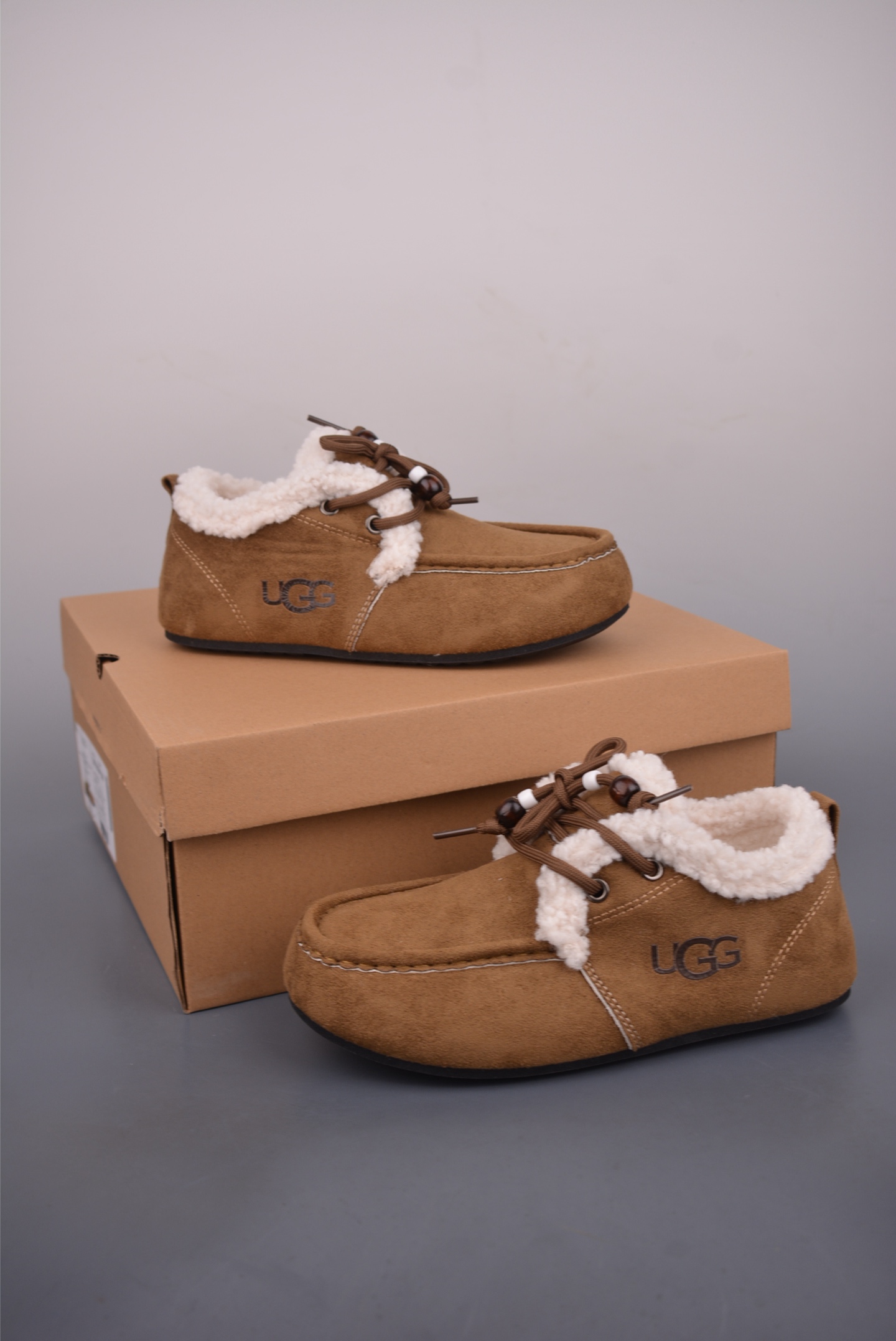 💰140 
UGG Sko A/S新款
颜值担当火爆款 厚底老爹鞋
不得不入的一款 做旧日时尚
简约高级 随意搭配上脚非常舒适 年度必入款
最新走秀款运动小白鞋国内外博主刷爆的一款
小红书种草系列
复古又时髦上脚美炸了简约的运动板鞋设计
极具辨识度的鞋舌 打造佛系甜美的休闲风
上脚气场十足随意搭配 选用头层牛皮材质
内里丝绸牛皮里 原版t抽真空厚底 复古擦色做旧
官方货号: 510243633
尺码：35 36 37 38 39 40