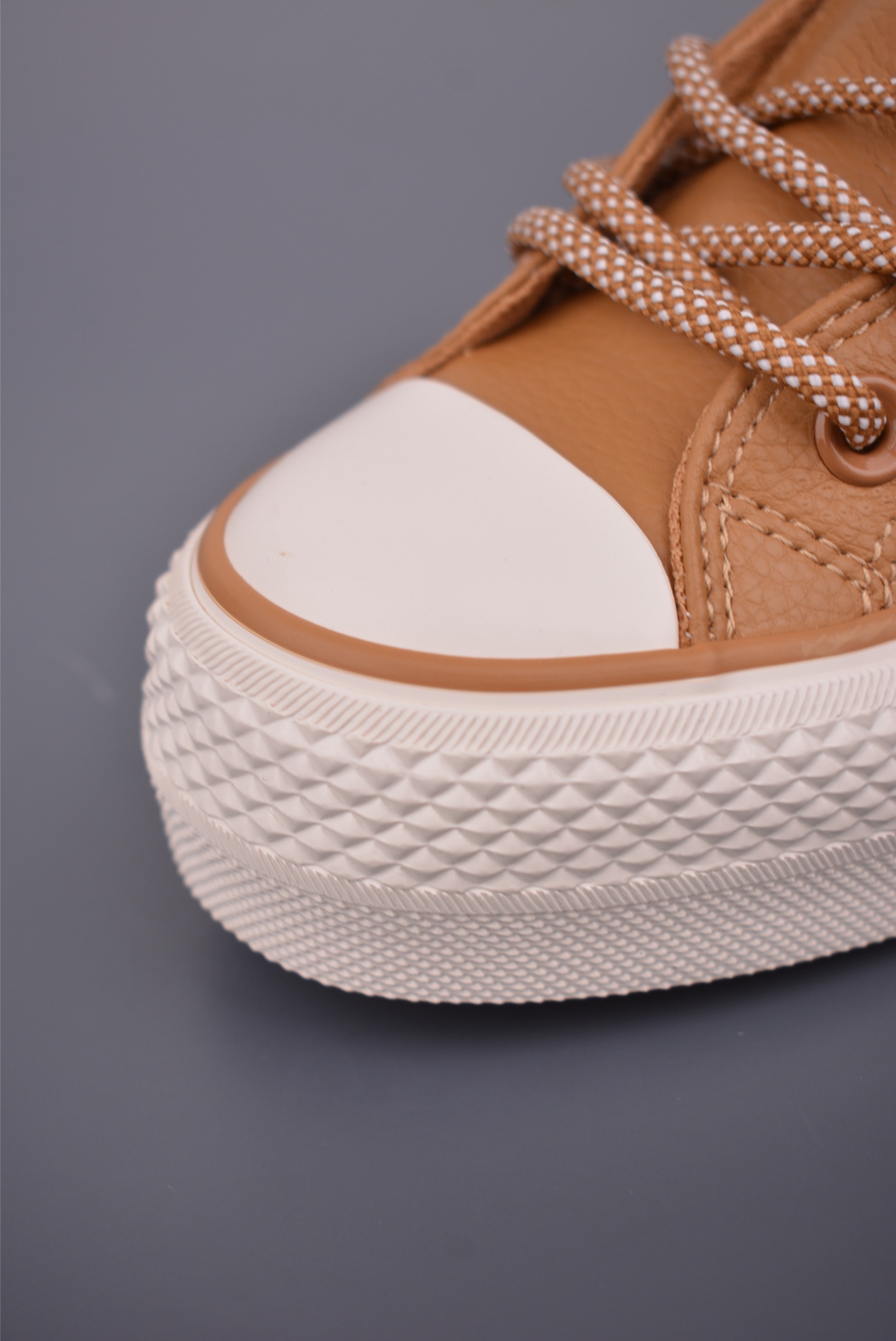 140 Converse All LIFT 厚底皮面鞋 鞋款色调营造温馨柔和氛围 A14517C 奶白色 A14518C 棕色