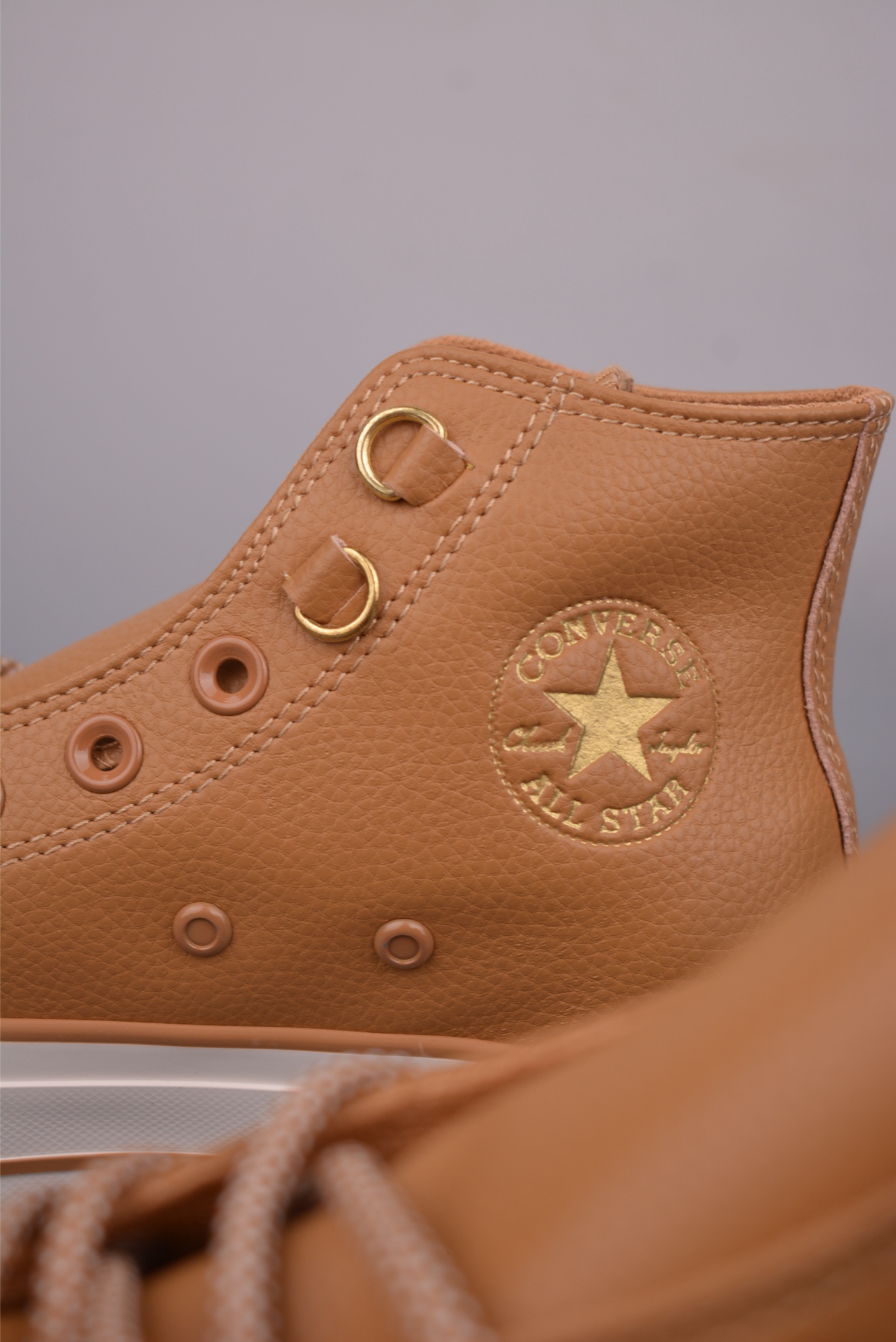 140 Converse All LIFT 厚底皮面鞋 鞋款色调营造温馨柔和氛围 A14517C 奶白色 A14518C 棕色