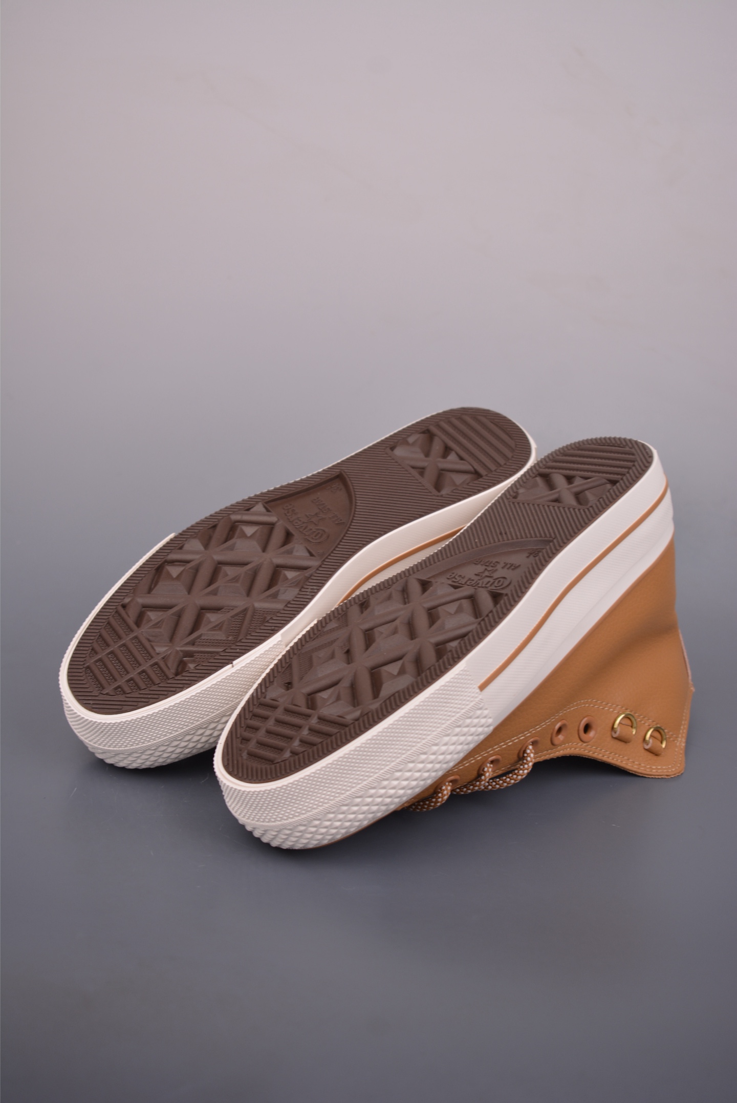 140 Converse All LIFT 厚底皮面鞋 鞋款色调营造温馨柔和氛围 A14517C 奶白色 A14518C 棕色