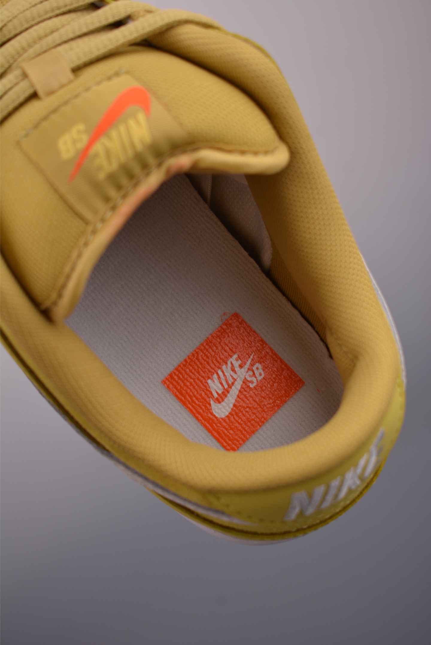 200 Nike SB Dunk Low FJ1674-700