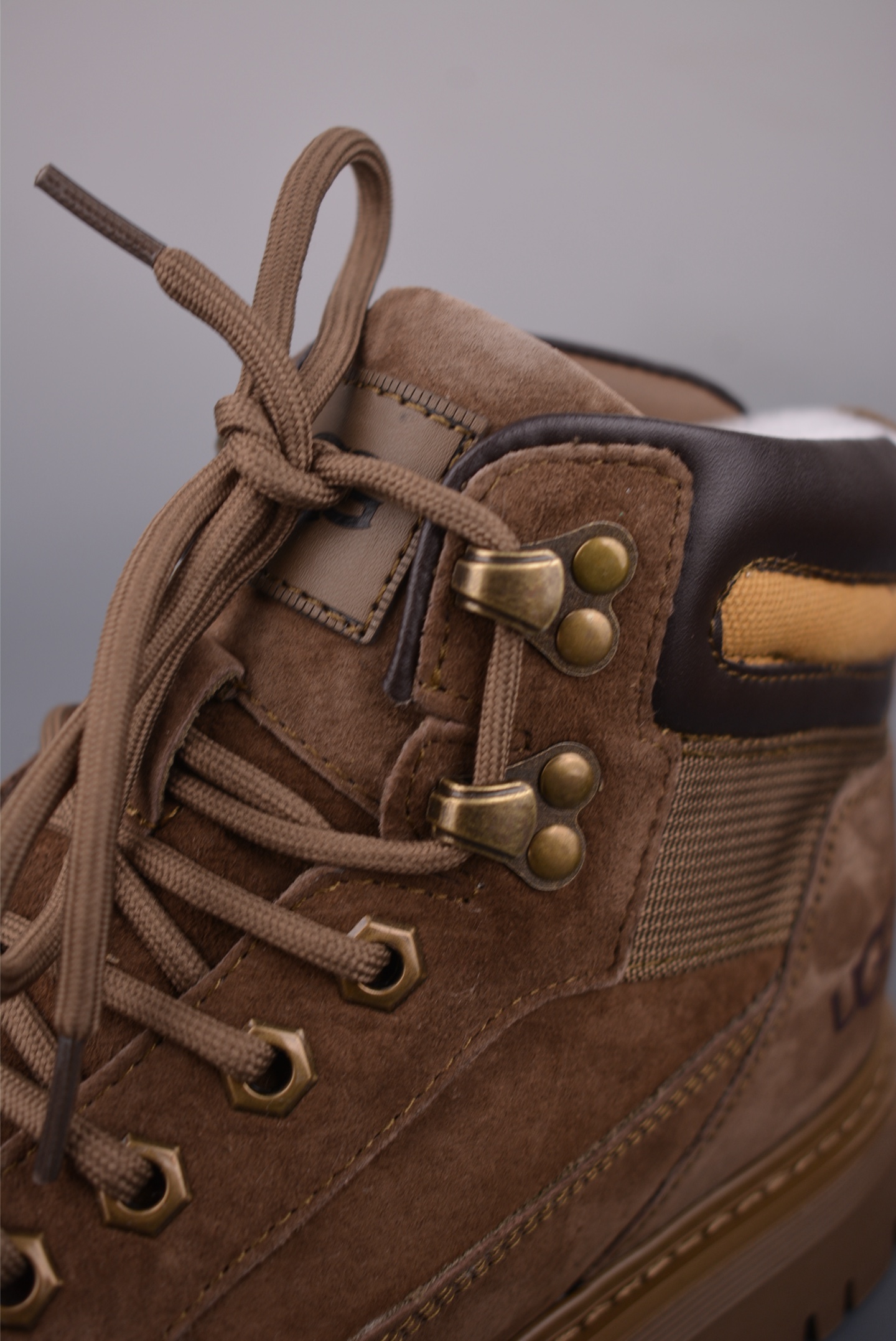 320 美国轻奢品牌 UGG Tasman Weather Hybrid 塔斯曼混合系列中帮轻量休闲马丁靴 U5333M