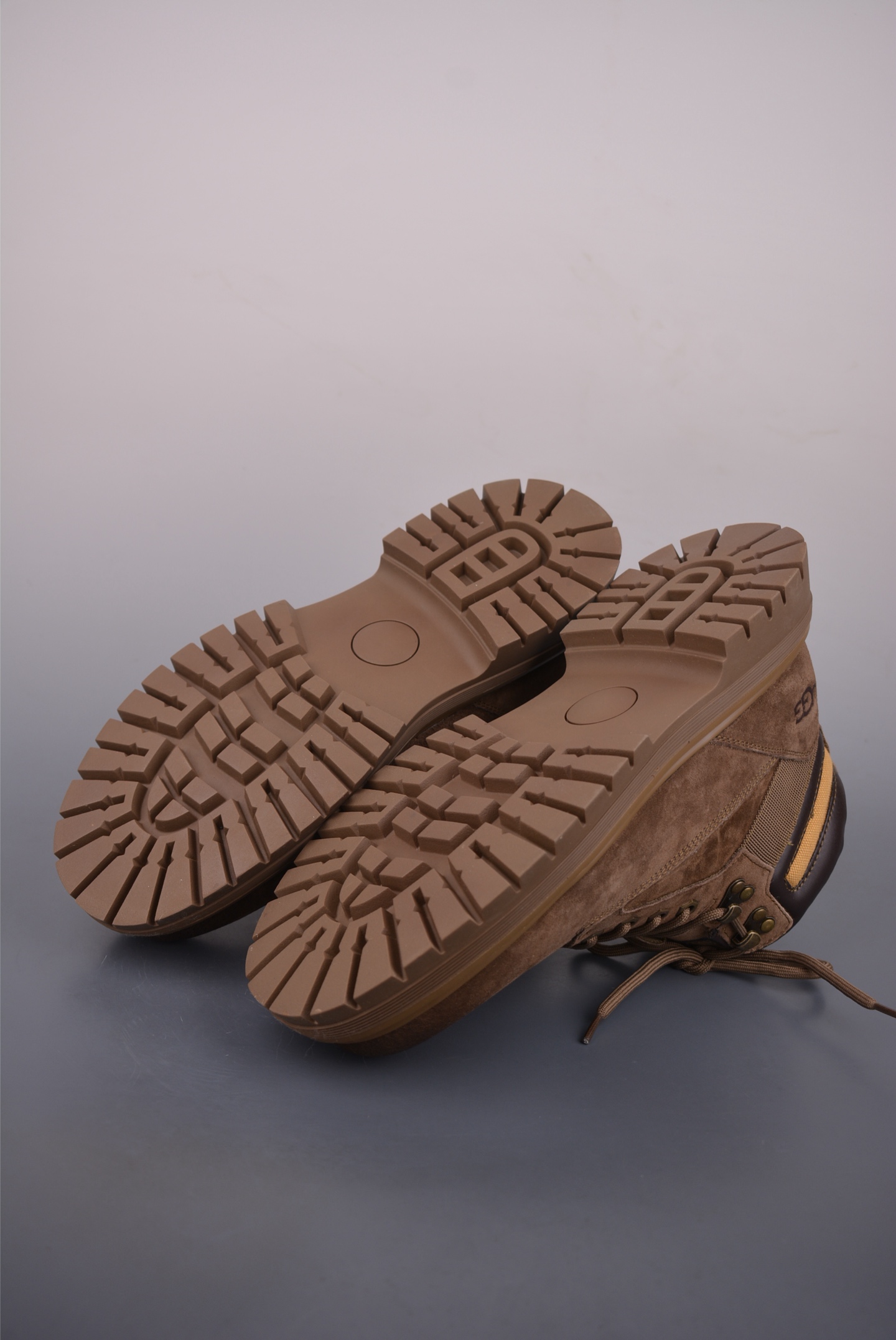 320 美国轻奢品牌 UGG Tasman Weather Hybrid 塔斯曼混合系列中帮轻量休闲马丁靴 U5333M