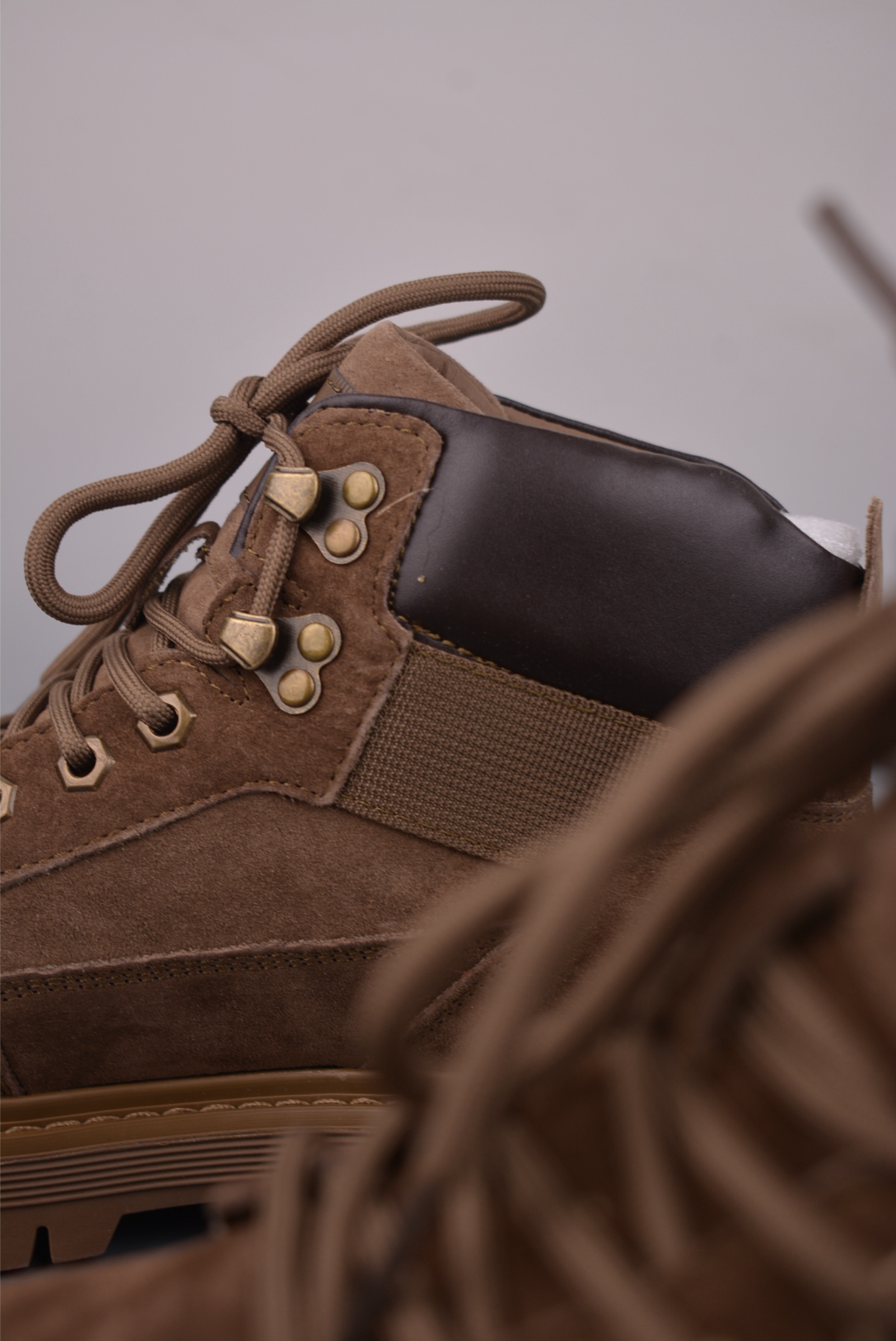 320 美国轻奢品牌 UGG Tasman Weather Hybrid 塔斯曼混合系列中帮轻量休闲马丁靴 U5333M