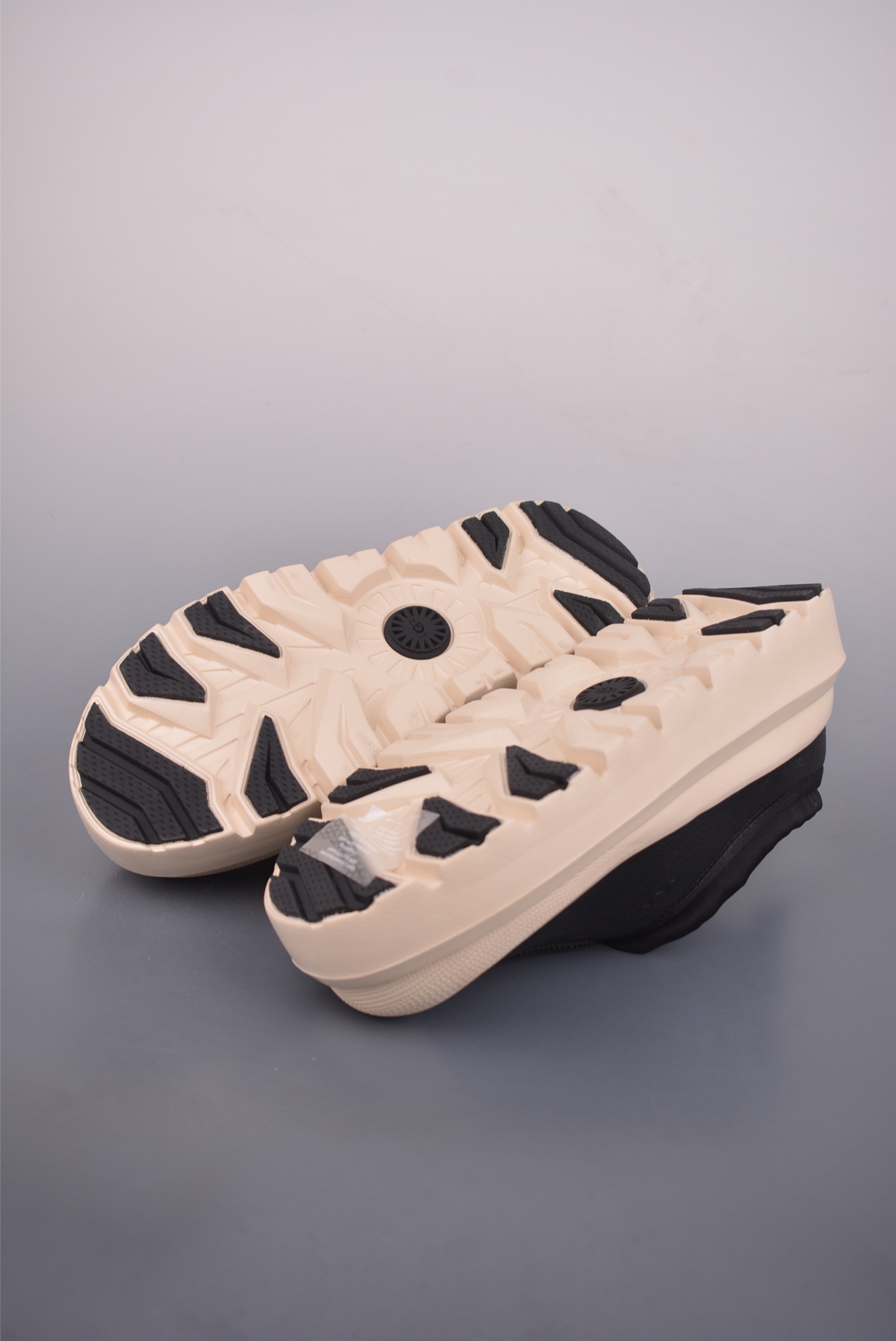 260 UGG 2025秋冬新品 机能撞色 王一博代言热门大爆款 包头套脚低帮 1144096