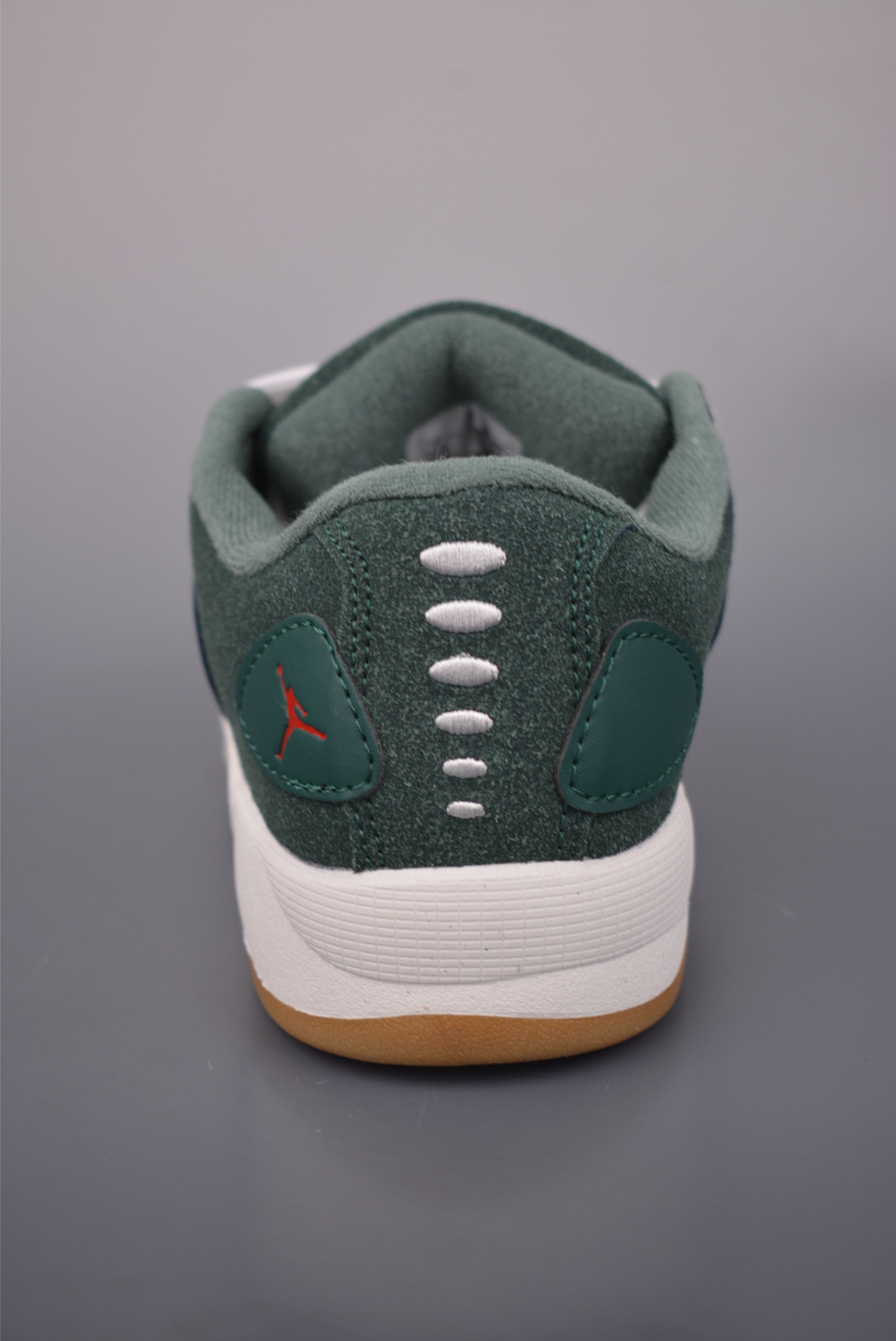 140 ATMOSPHERE 简约舒适篮球鞋 防滑耐磨 低帮运动板鞋 IB3731