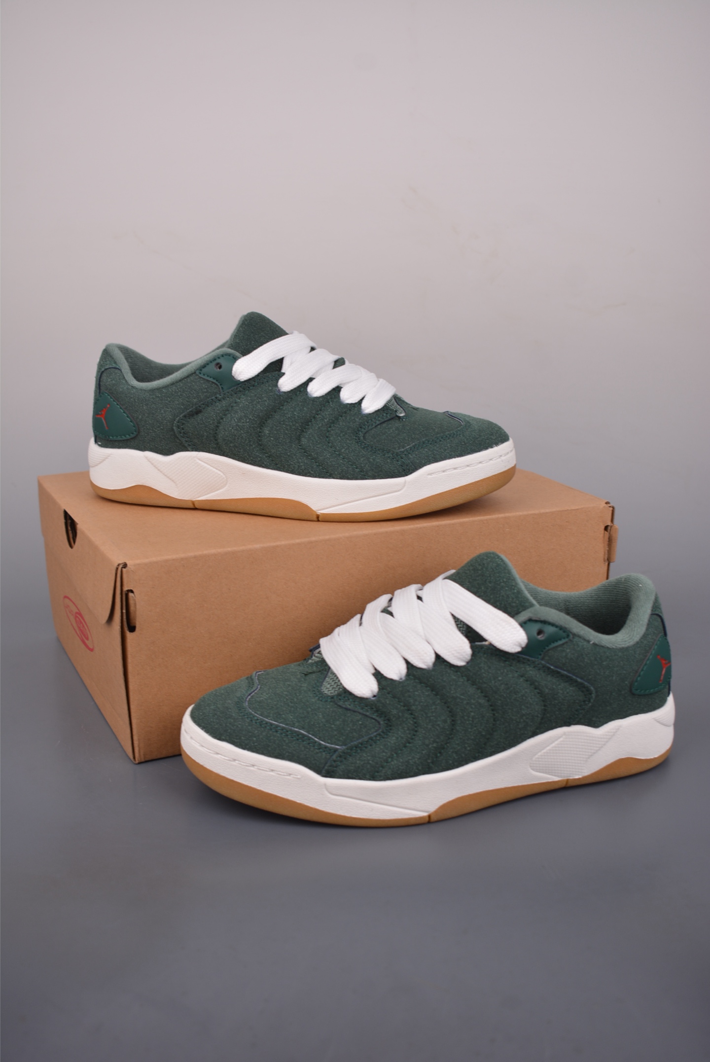 140 ATMOSPHERE 简约舒适篮球鞋 防滑耐磨 低帮运动板鞋 IB3731