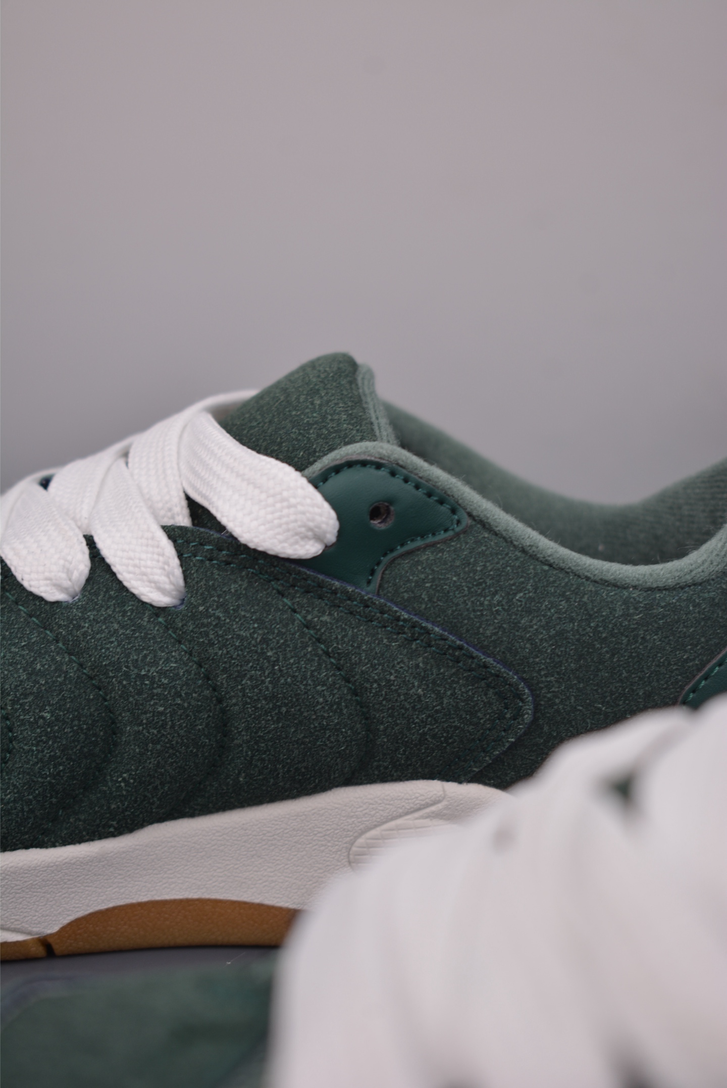 140 ATMOSPHERE 简约舒适篮球鞋 防滑耐磨 低帮运动板鞋 IB3731