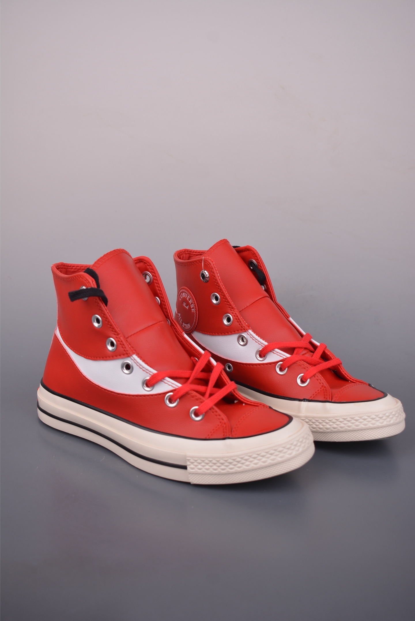 💰140 
年末联名 重磅来袭‼️
Coca-Cola x Converse Chuck 70 
可口可乐联名 复古皮质高帮休闲鞋
匡威Converse再次携手可口可乐Coca-Cola推出联名系列，将可乐元素融入标志性设计。采用优质的红色皮革鞋面，搭配清爽白色条纹，再现可乐罐经典外观，复古鞋标个性碰撞，赋予经典全新魅力。
货号：17888C
尺码：35 36 36.5 37 37.5 38 39 39.5 40 41 41.5 42 42.5 43 44