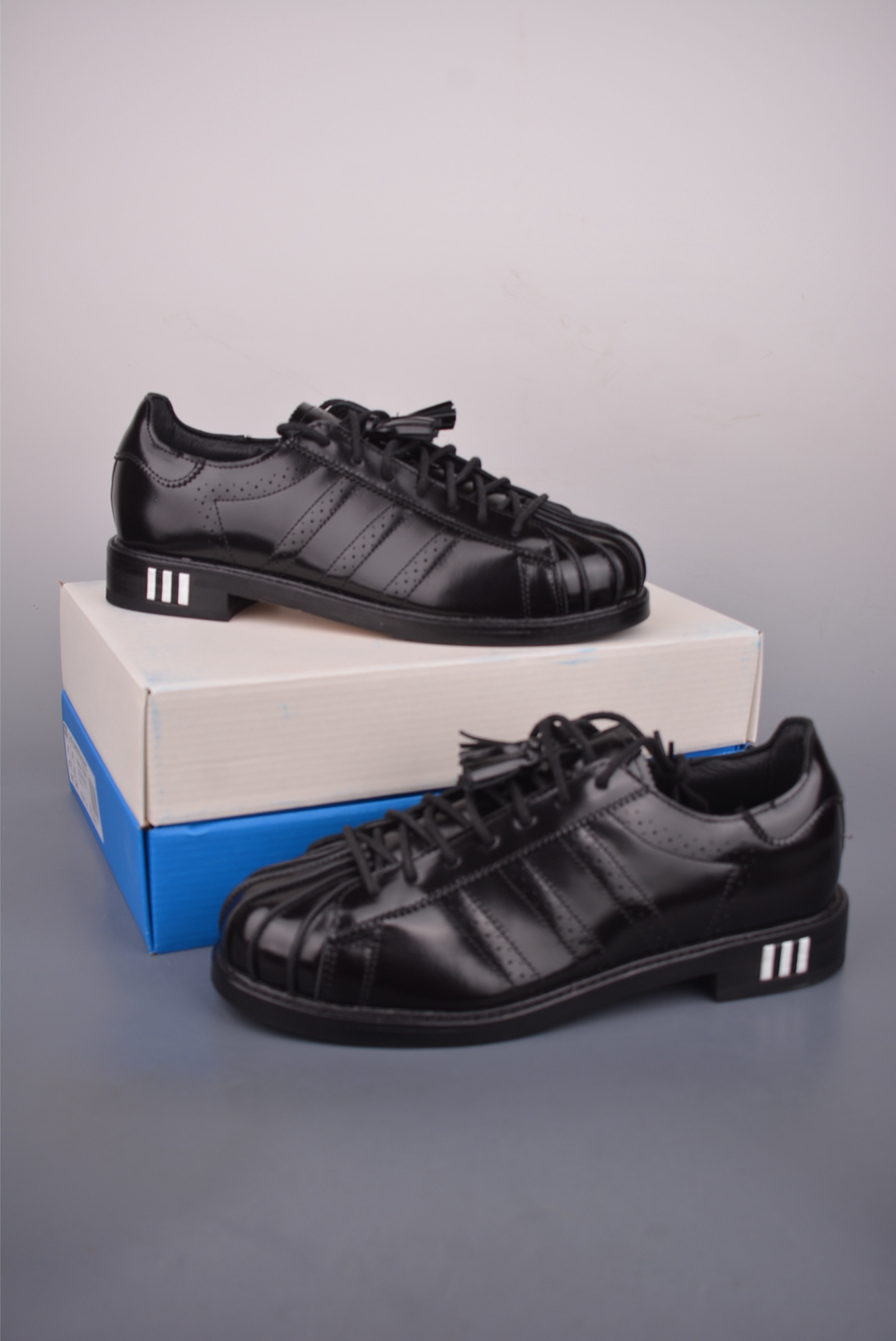 420 CLOT x adidas originals SUPER Dress 复古街头 陈冠希联名款 面黑色漆皮+三叶草贝壳头经典廓形 JR2814