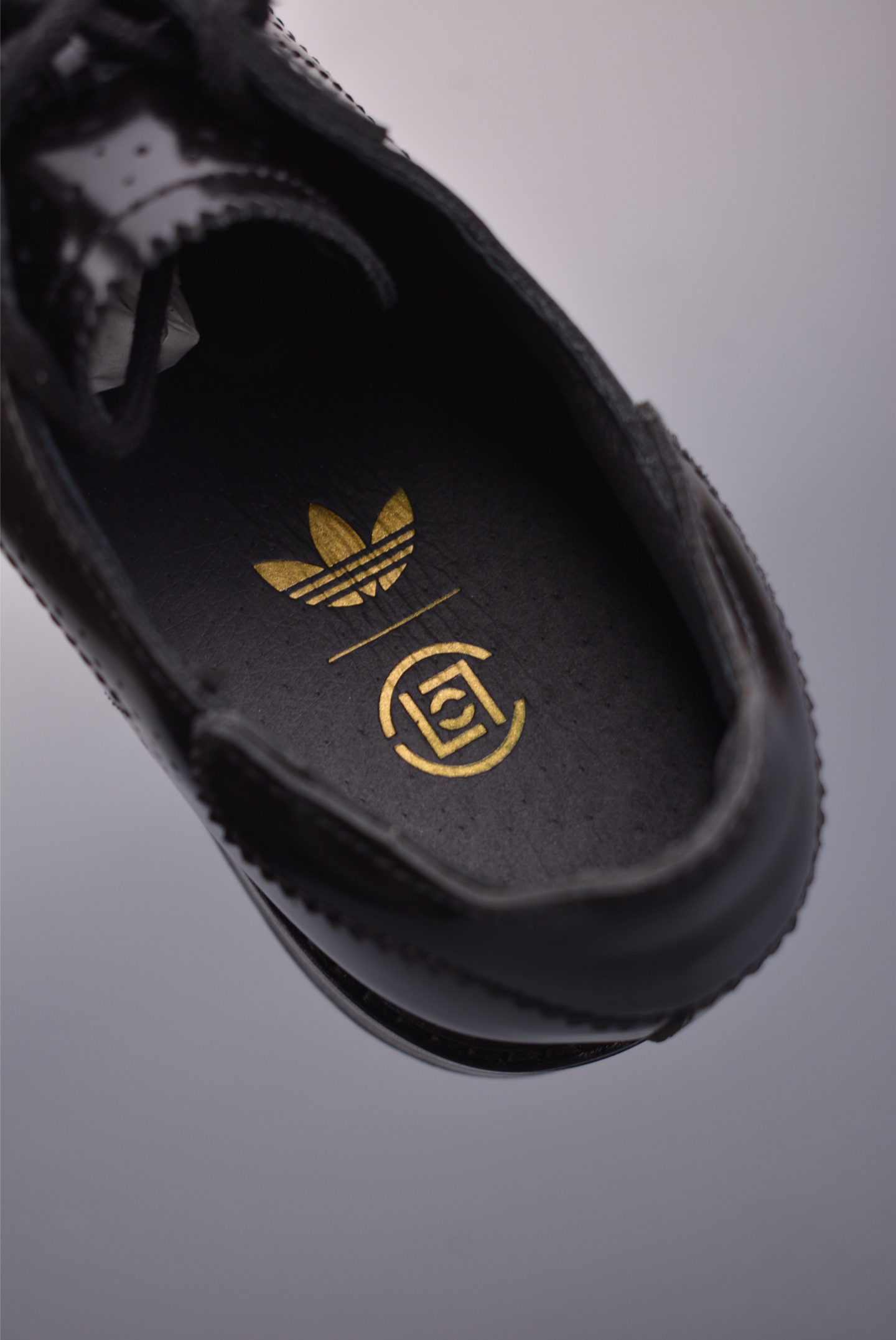 420 CLOT x adidas originals SUPER Dress 复古街头 陈冠希联名款 面黑色漆皮+三叶草贝壳头经典廓形 JR2814