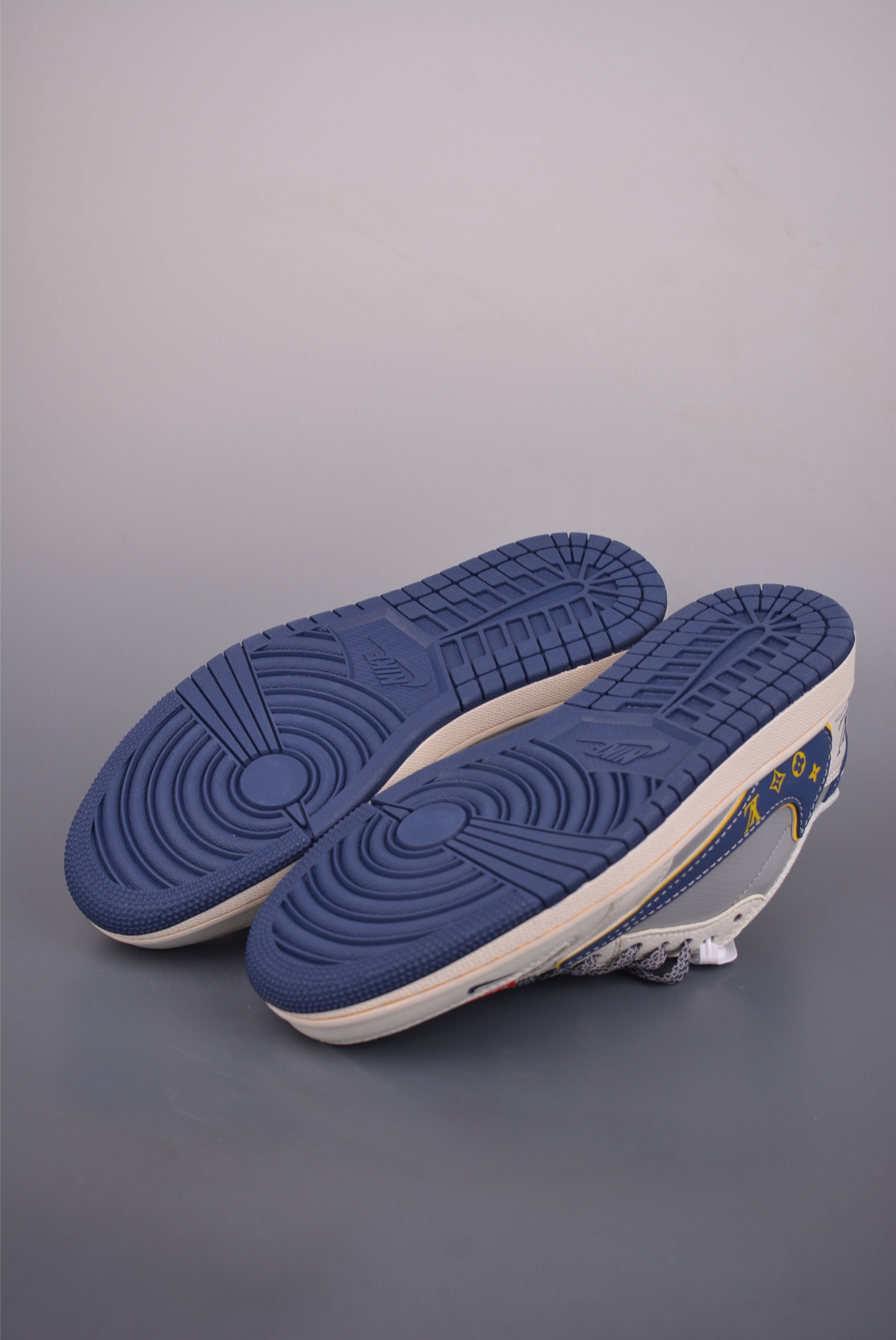 260 Fragment x Travis Scott x LV Air Jordan 1 Low 解构鞋带 三方联名倒钩 全新的三方联名低帮倒钩鞋 ZY1618-012