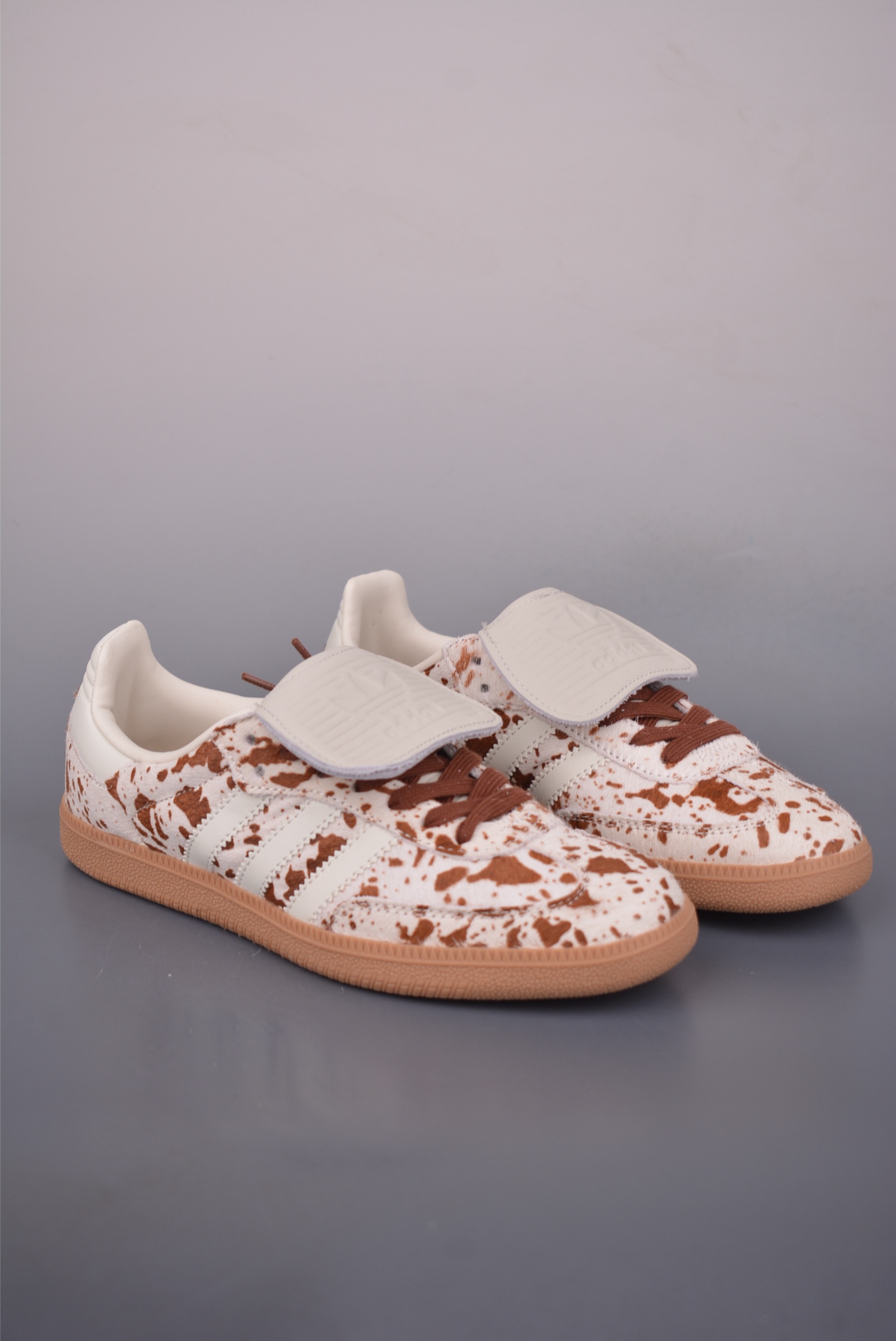 💰200 
Adidas Samba OG  
复古桑巴板鞋 纯原大厂出品 
这款桑巴鞋展示了高质量的工艺 
带有装饰的超锁缝制和无缝的手感 柔软、柔软的皮革造型和标志性的3条纹完成了精致的外观 正规合身鞋带 鞋面上有绒面鞋垫 橡胶鞋底 享受正畸套筒软感 自50年代首次亮相以来就一直在赢得粉丝的青睐 
官方货号: JS39313333
SIZE：36 36.5 37.5 38 38.5 39 40 40.5 41 42 42.5 43 44 45