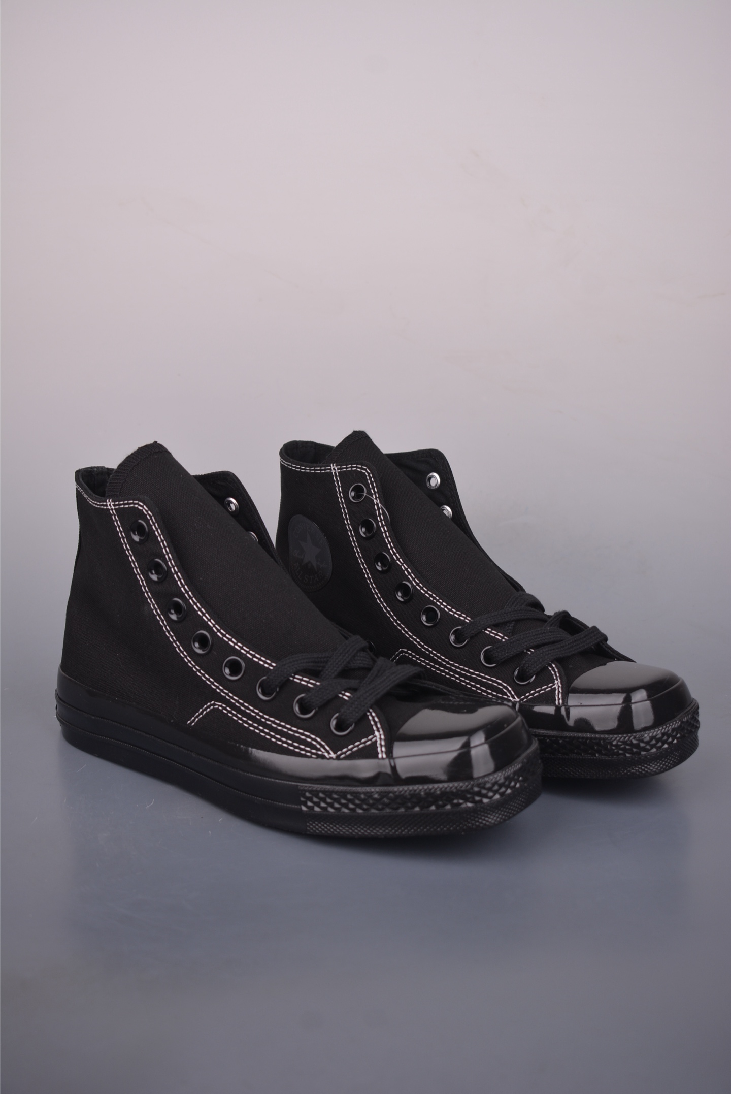 💰130 
Converse All Star SQUARETOE Hi
匡威新款 日本限定 新款方头系列 
耐磨高帮男女同款休闲帆布鞋
来自Converse Japan 全新「Square Toe」系列，保留了Chuck Taylor标志性设计，只不过把那个再熟悉不过的圆头，换成了一个干脆利落的「方头」。变化虽小，风格却大不同！
设计上与早前Rick Owens 的联名方头有几分神似，却更日常、更易穿、更人人皆可驾驭。
值得一提的是，方头造型不仅更有态度，也在前掌预留了更多空间，让穿着体验更加舒适，好看又好穿，真的很难不心动。
货号：31316280 黑色
尺码：35 36 37 38 39 40 41 42 43 44
（⚠️方头款尺码比1970s偏大一码）