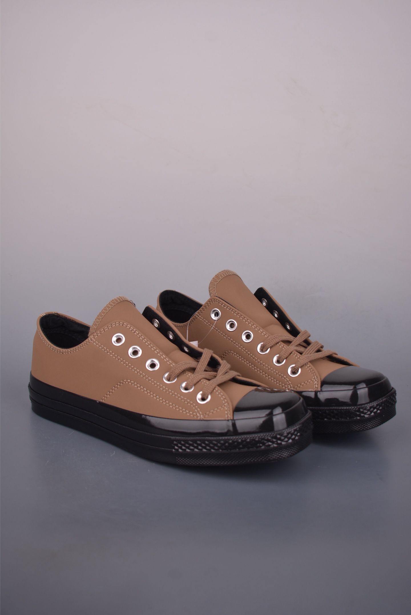 💰140 
Converse All Star SQUARETOE OX  方头 新配色
匡威新款 日本限定 低帮休闲板鞋
来自Converse Japan 全新「Square Toe」系列，保留了Chuck Taylor标志性设计，只不过把那个再熟悉不过的圆头，换成了一个干脆利落的「方头」。变化虽小，风格却大不同！
设计上与早前Rick Owens 的联名方头有几分神似，却更日常、更易穿、更人人皆可驾驭。
值得一提的是，方头造型不仅更有态度，也在前掌预留了更多空间，让穿着体验更加舒适，好看又好穿，真的很难不心动。
货号：31316370 白黑
货号：31316100 棕色
尺码：35 36 37 38 39 40 41 42 43 44
（⚠️方头款尺码比1970s偏大一码）