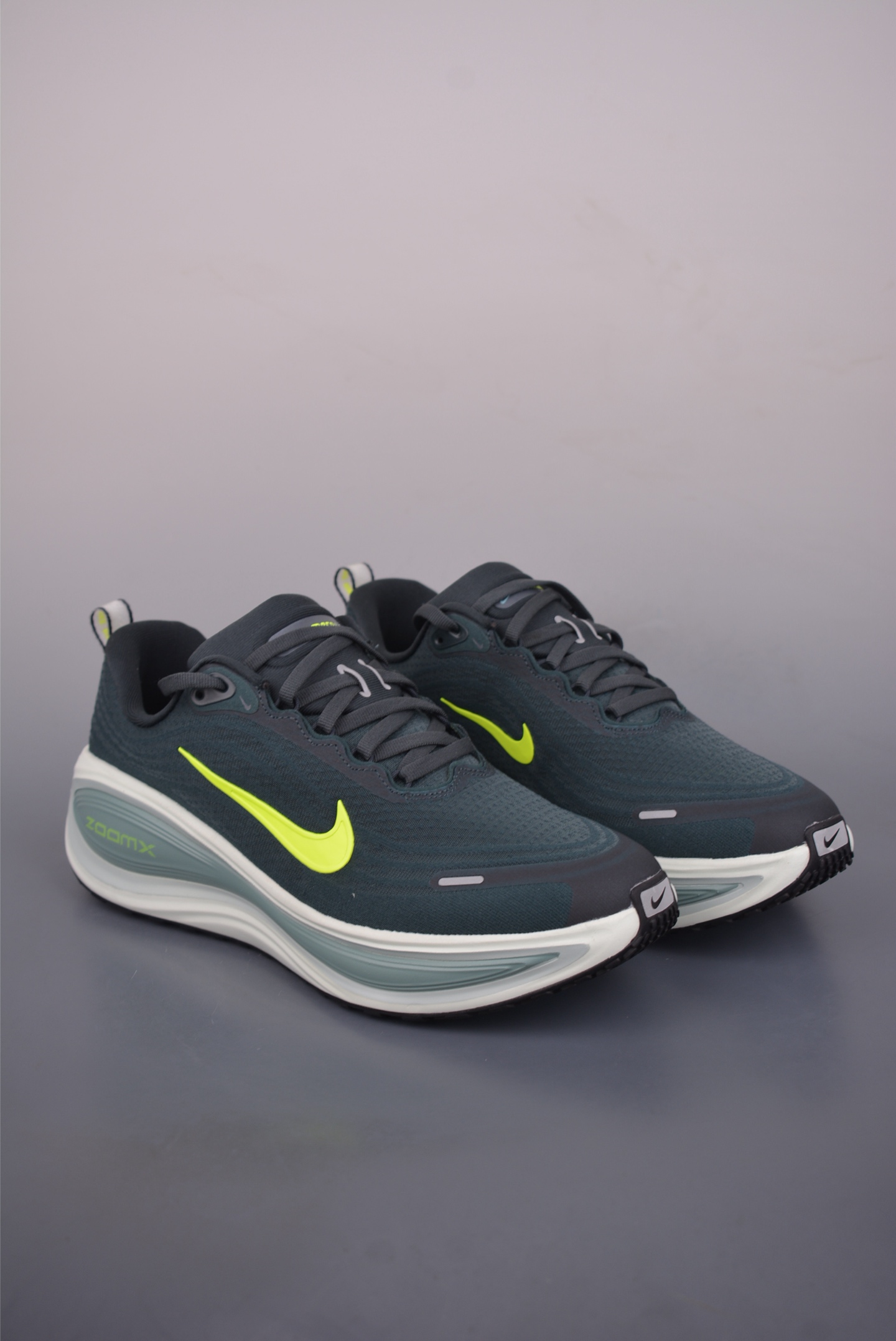 Nike Air Zoom Vomero Plus 运动跑鞋 HV8150-300 Nike Air Zoom Vomero Plus 运动跑鞋 HV8150-300