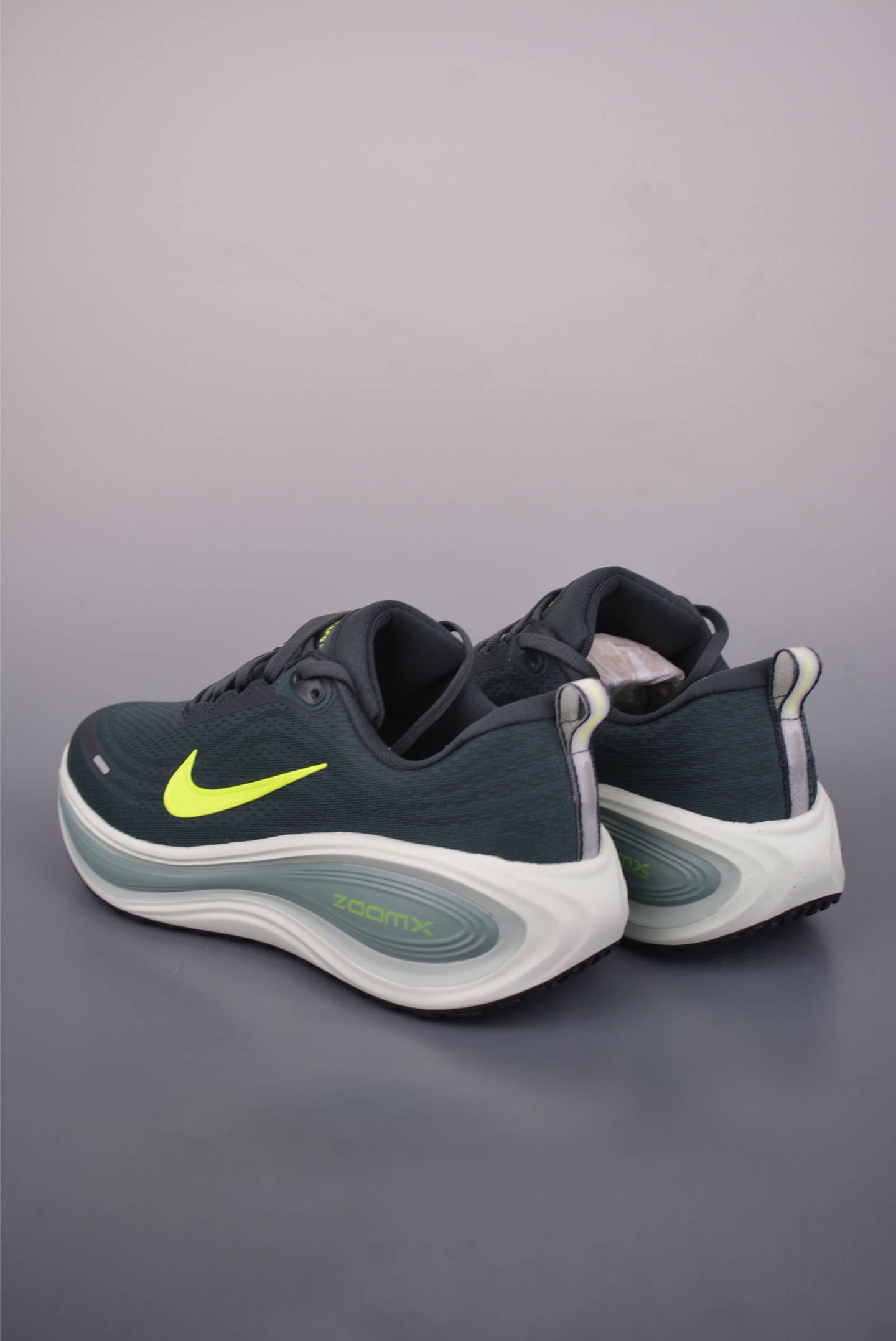 Nike Air Zoom Vomero Plus 运动跑鞋 HV8150-300 Nike Air Zoom Vomero Plus 运动跑鞋 HV8150-300