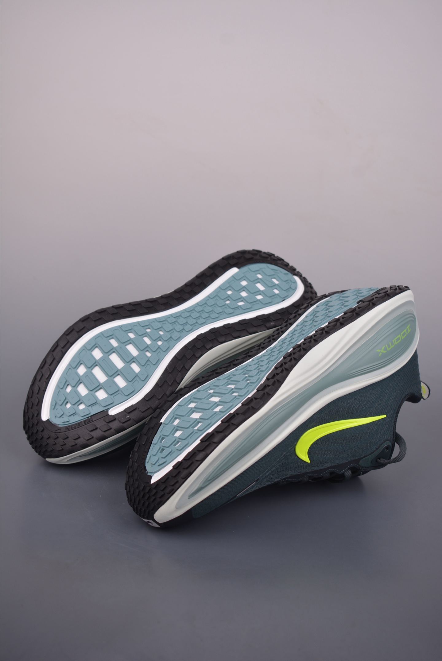 Nike Air Zoom Vomero Plus 运动跑鞋 HV8150-300 Nike Air Zoom Vomero Plus 运动跑鞋 HV8150-300