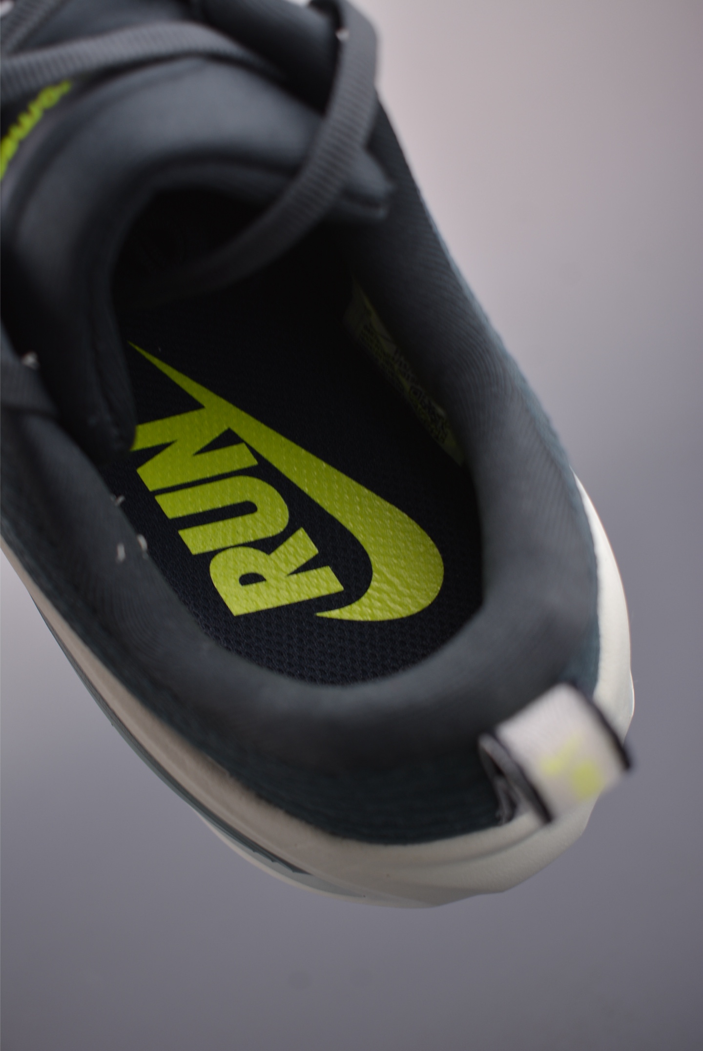 Nike Air Zoom Vomero Plus 运动跑鞋 HV8150-300 Nike Air Zoom Vomero Plus 运动跑鞋 HV8150-300