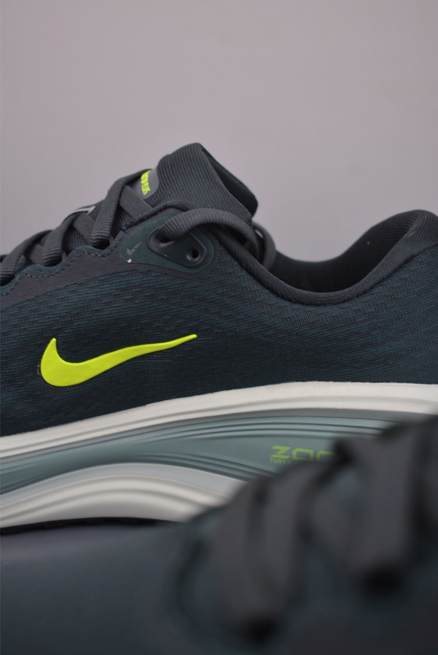 Nike Air Zoom Vomero Plus 运动跑鞋 HV8150-300 Nike Air Zoom Vomero Plus 运动跑鞋 HV8150-300