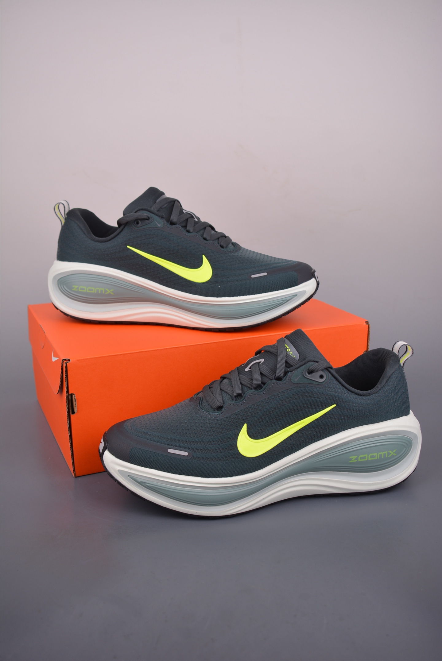 Nike Air Zoom Vomero Plus 运动跑鞋 HV8150-300 Nike Air Zoom Vomero Plus 运动跑鞋 HV8150-300