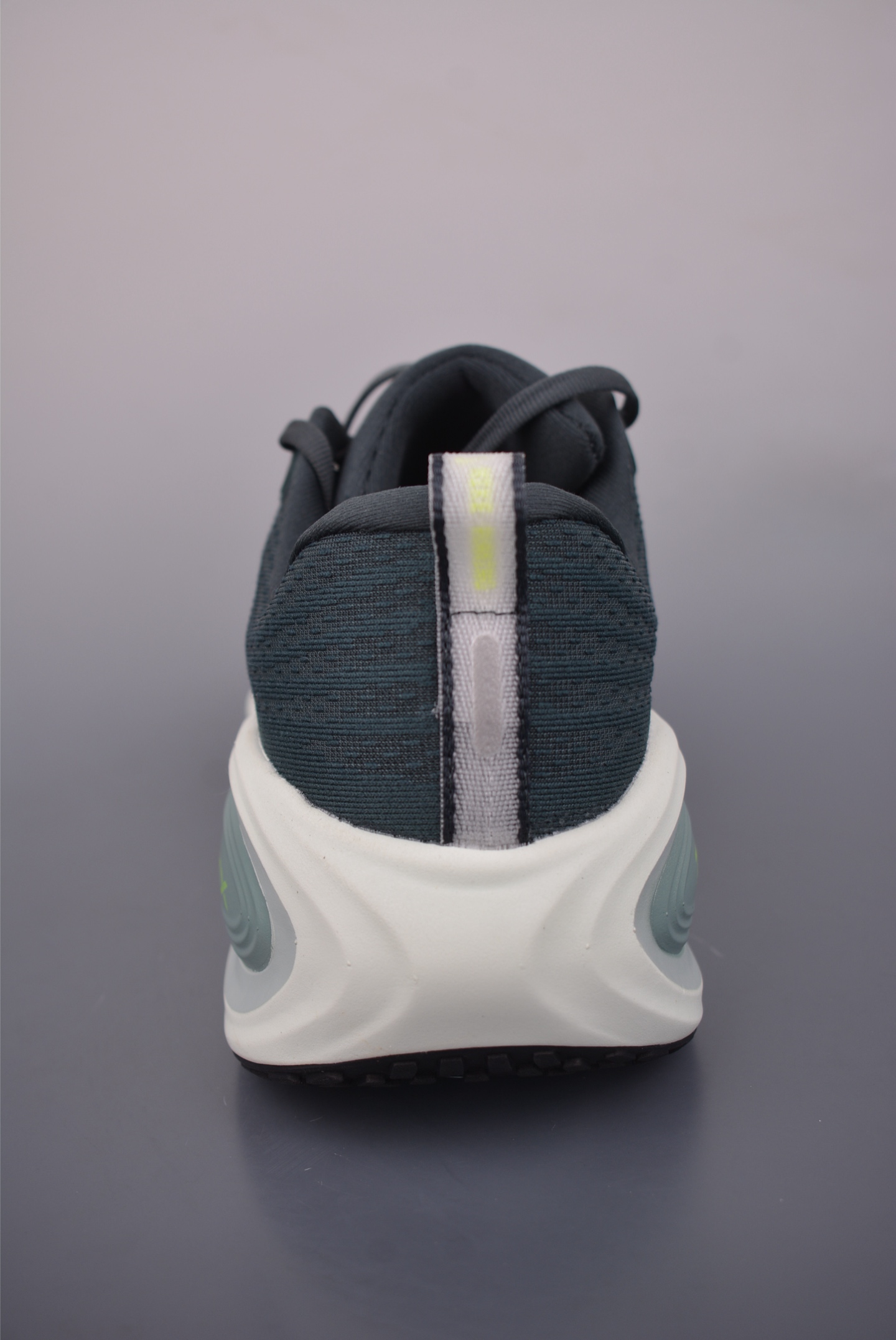 Nike Air Zoom Vomero Plus 运动跑鞋 HV8150-300 Nike Air Zoom Vomero Plus 运动跑鞋 HV8150-300