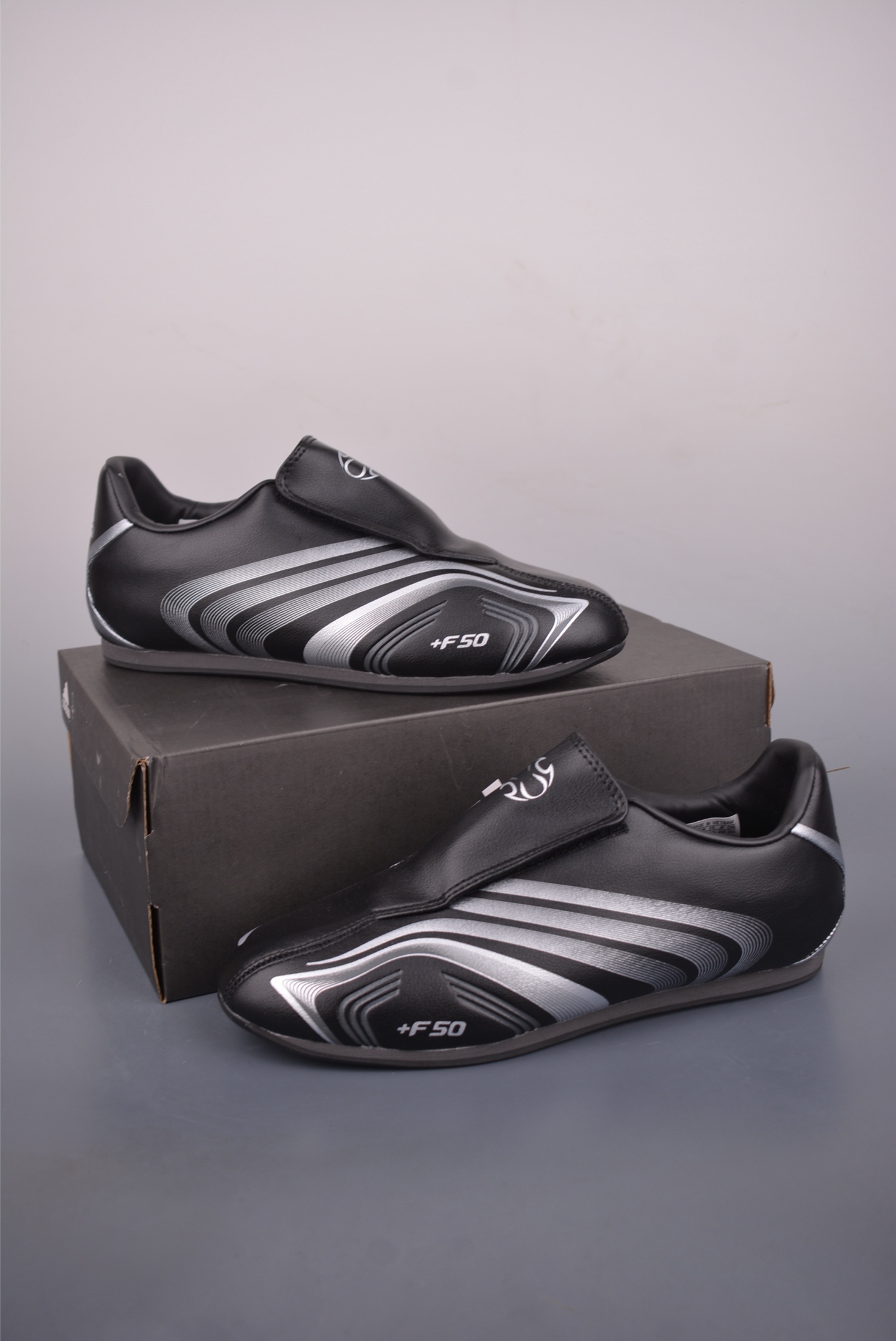 130 Adidas originals Taekwondo Low 跆拳道系列 经典复古薄底训练慢跑鞋 JR6403