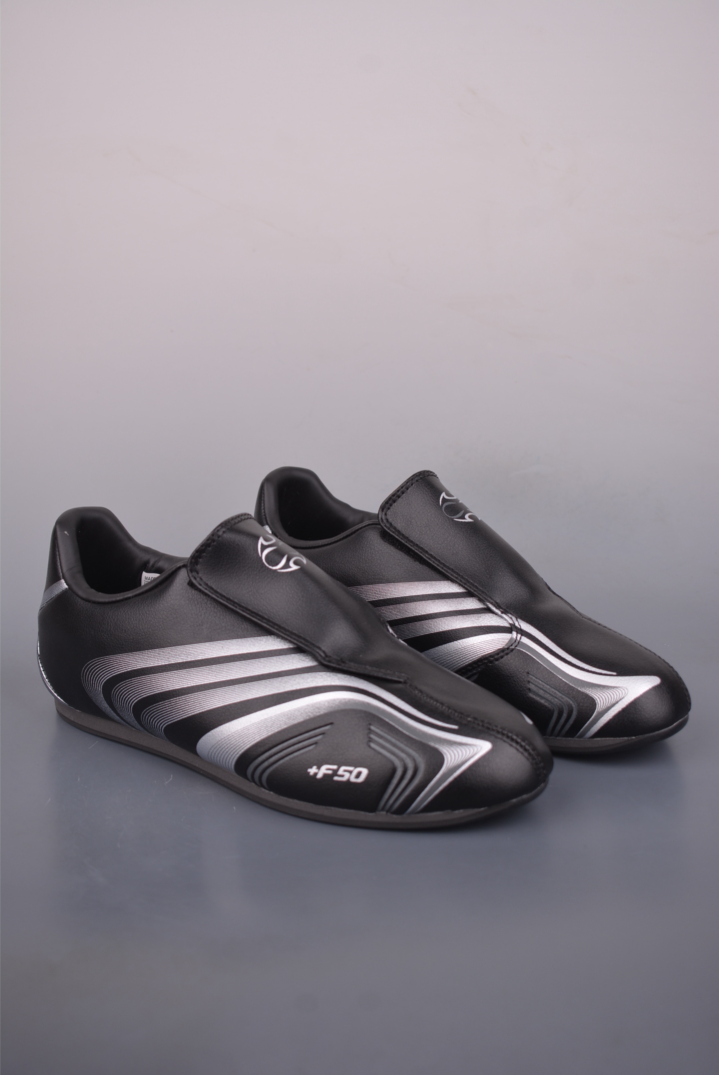 💰130
Adidas originals Taekwondo Low
跆拳道系列 经典复古薄底训练慢跑鞋 TAEKWONDO (跆拳道)受武术鞋启发
符合人体工程学 鞋身极其 “苗条”
采用 slip-on 的款式 弹性的帆布鞋面
配备独特的 gum rubber 生橡胶鞋底
复古风和厚重 “老爹鞋” 的流行
官方货号:JR64032622
尺码:36 36.5 37 38 38.5 39 40 40.5 41 42 42.5 43 44 45