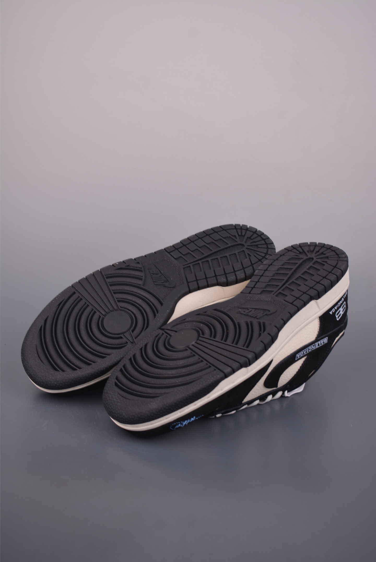 Nike SB Dunk Low 巴黎世家联名 DS6608-015