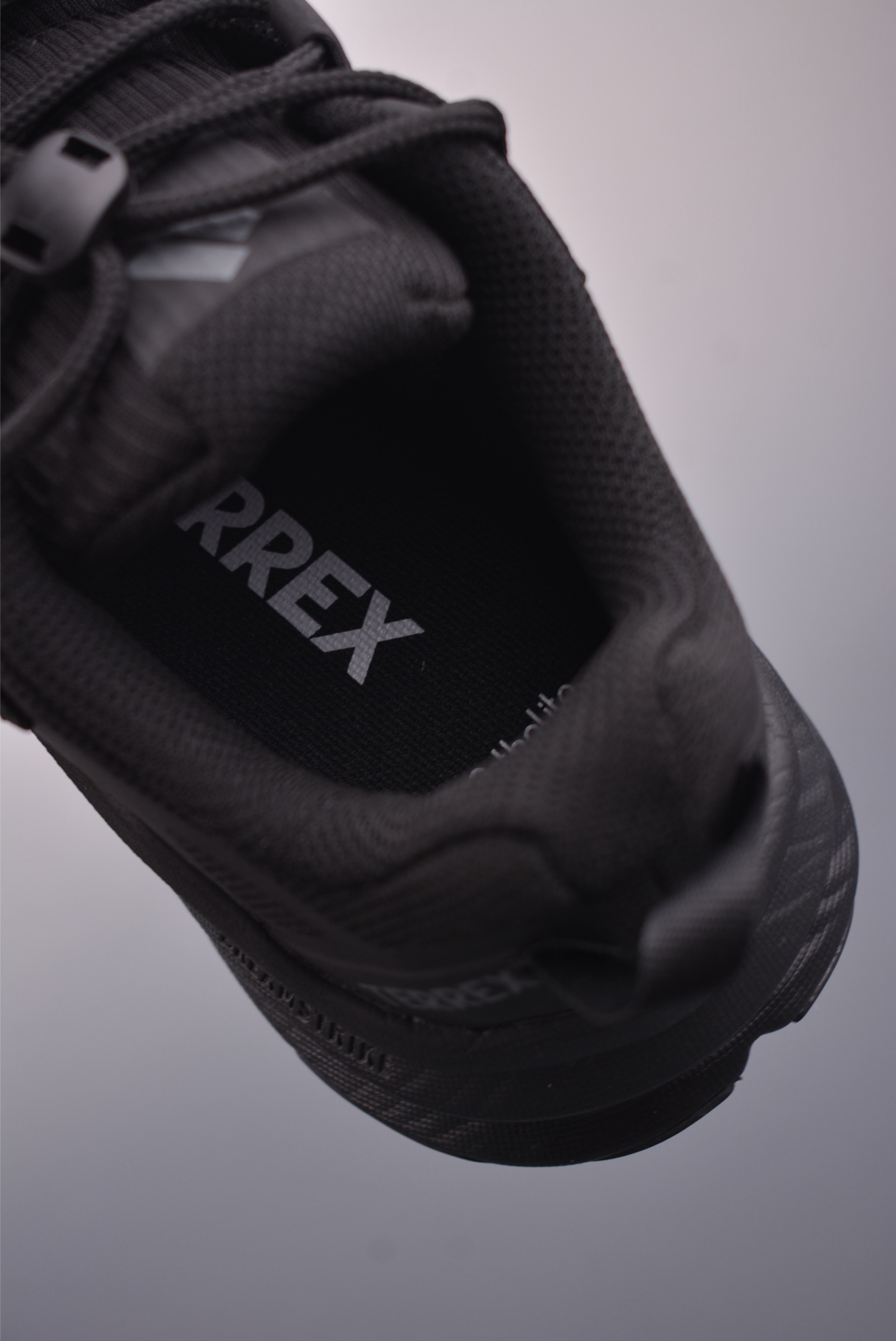 adidas TERREX FREEHIKER SL GTX 硬核的薄底徒步鞋 HQ4865