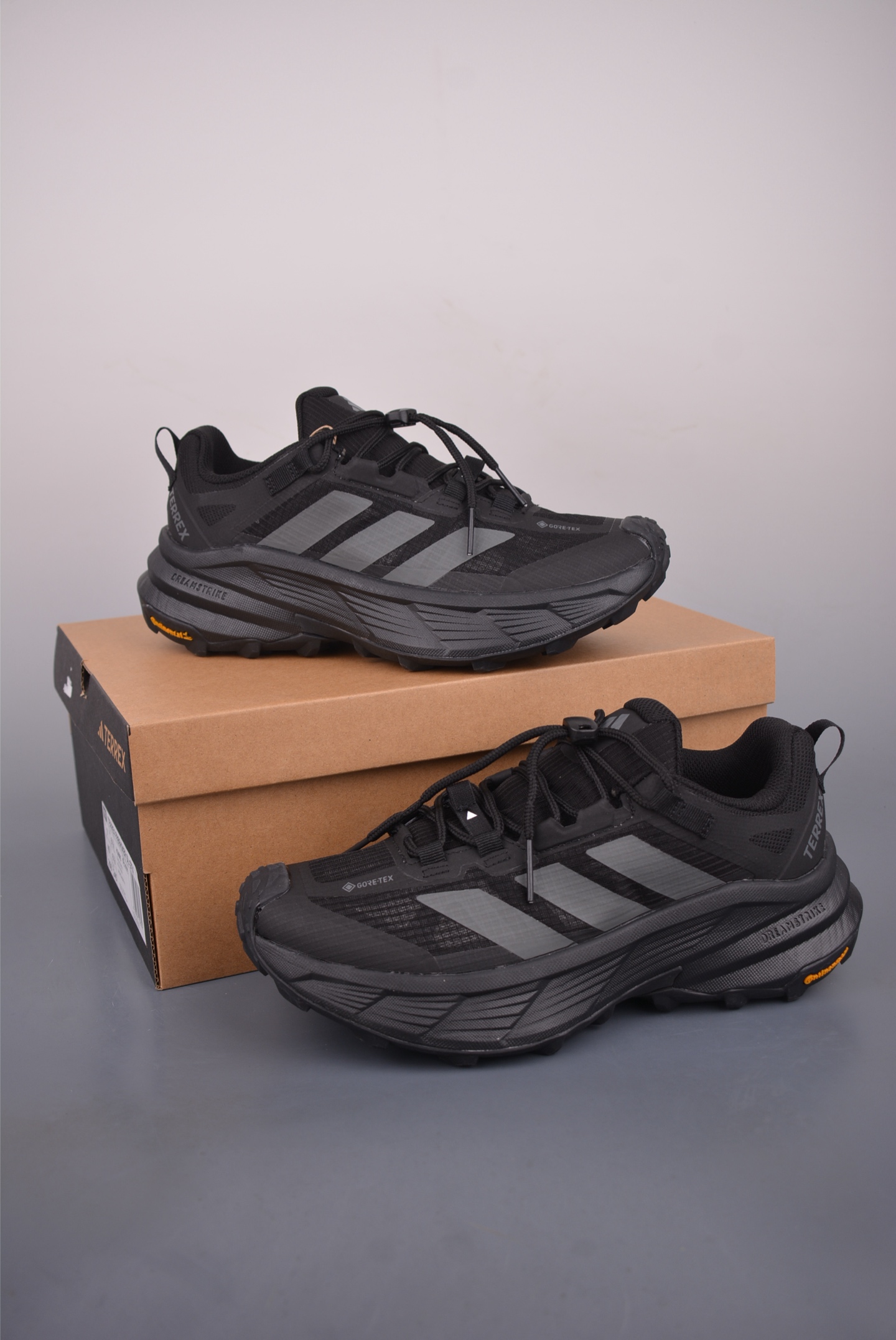 adidas TERREX FREEHIKER SL GTX 硬核的薄底徒步鞋 HQ4865