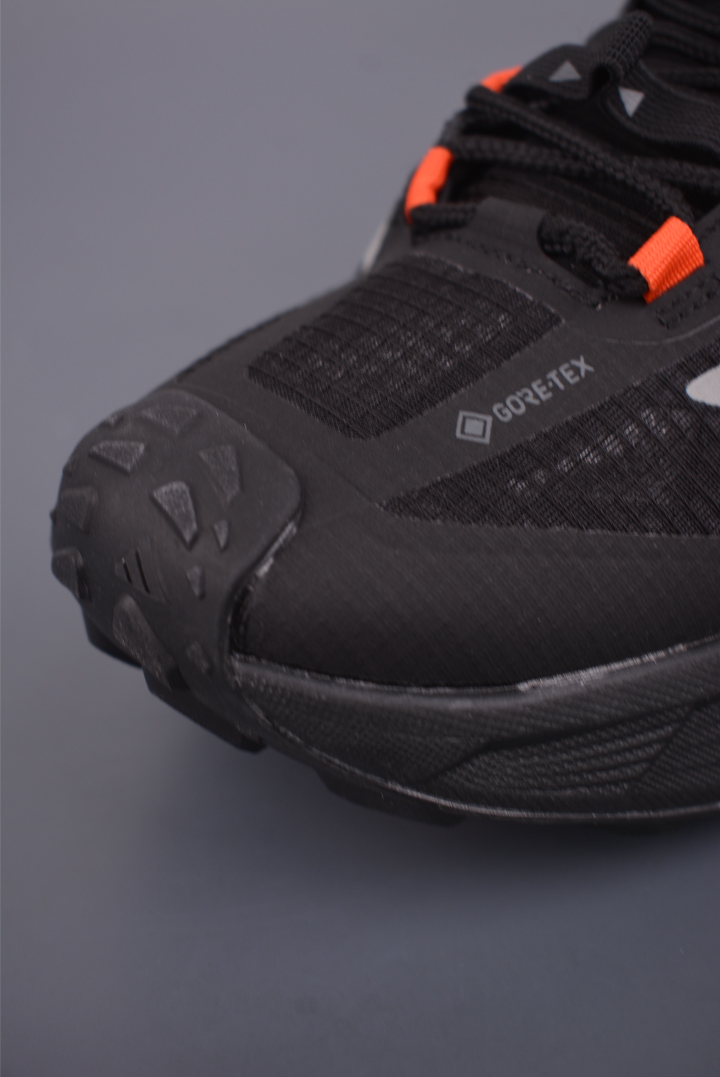 adidas TERREX FREEHIKER SL GTX 硬核的薄底徒步鞋 HQ4869